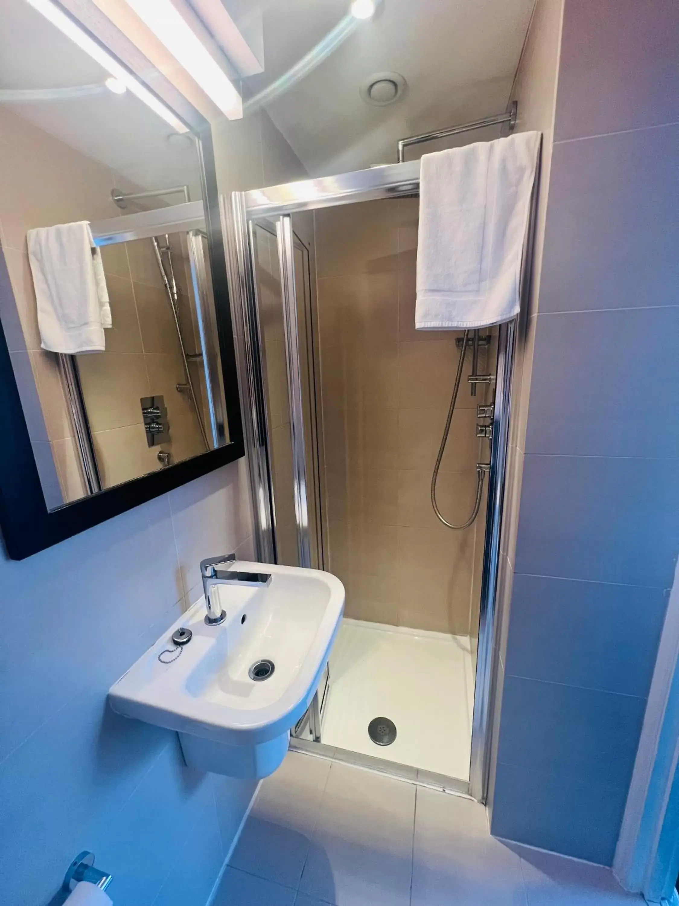 Shower, Bathroom in Bloomsbury Palace Hotel