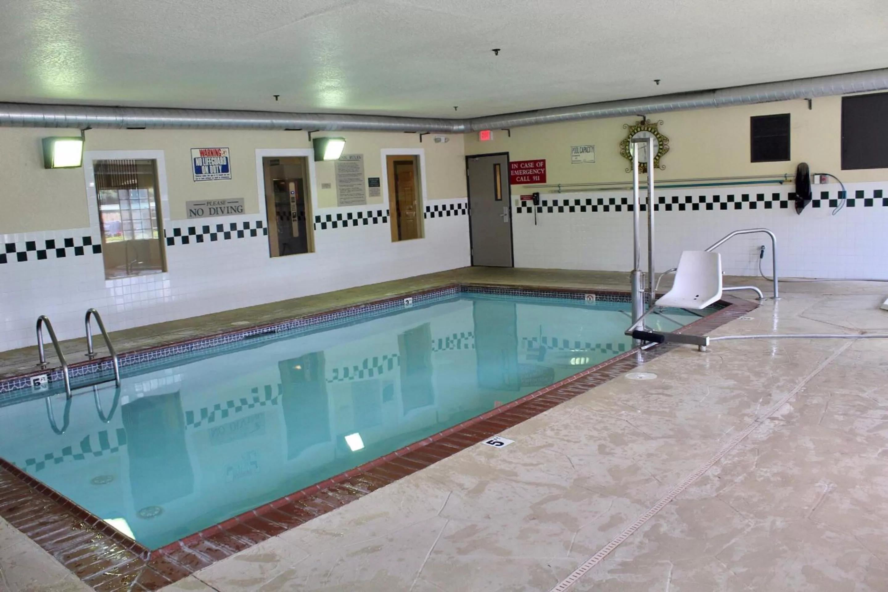 Swimming pool in Country Inn & Suites by Radisson, Hot Springs, AR