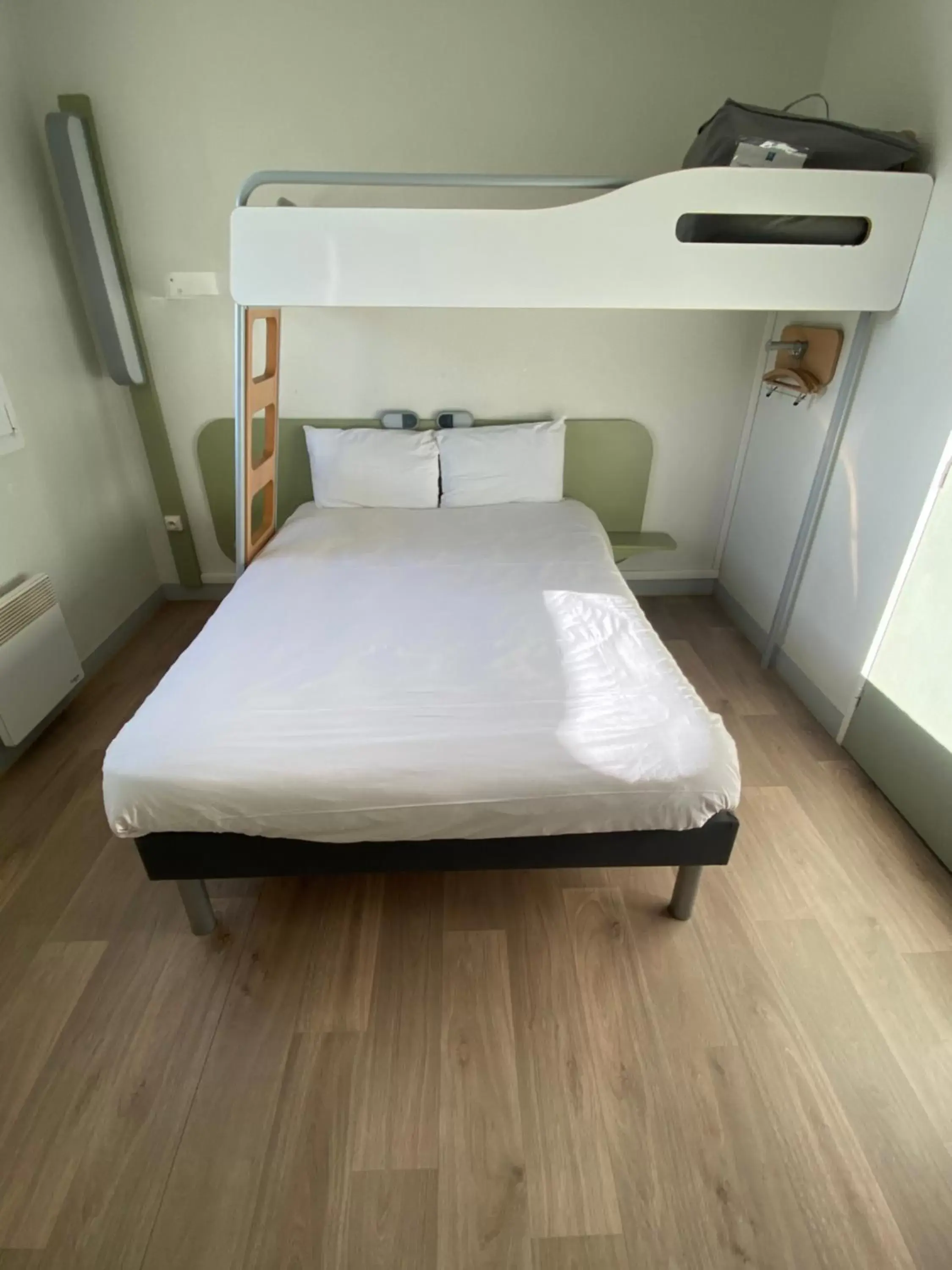 Photo of the whole room, Bed in ibis Budget Caen Centre Gare