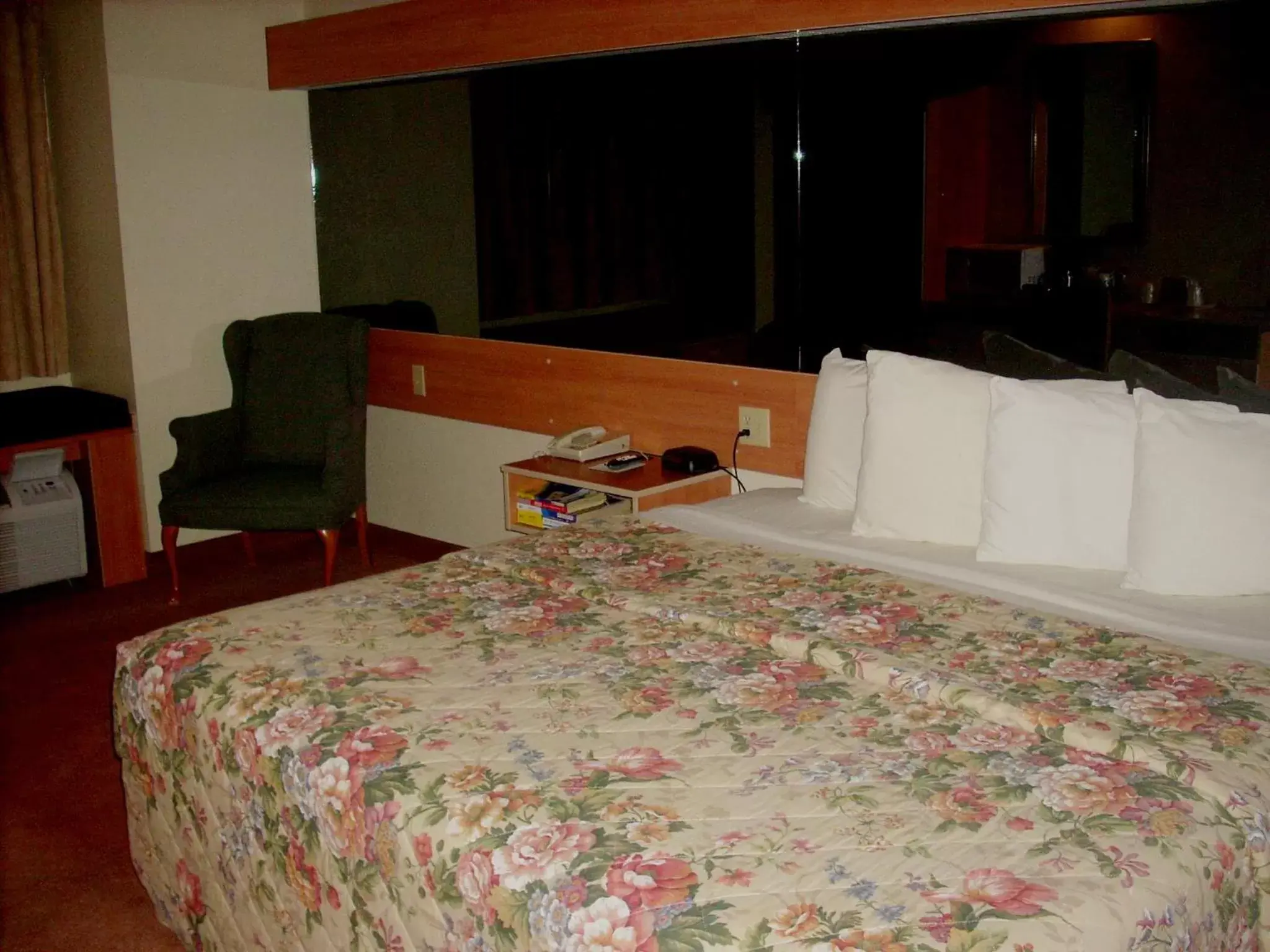Decorative detail, Bed in Western Skies Inn & Suites