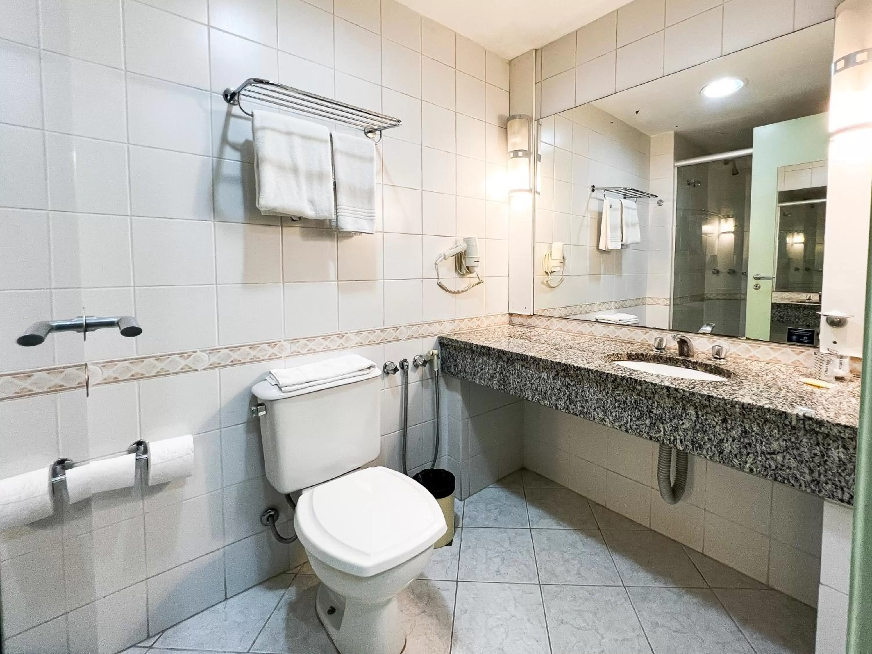 Bathroom in Master Curitiba Hotel - 1,6 km do Estádio Couto Pereira - Show