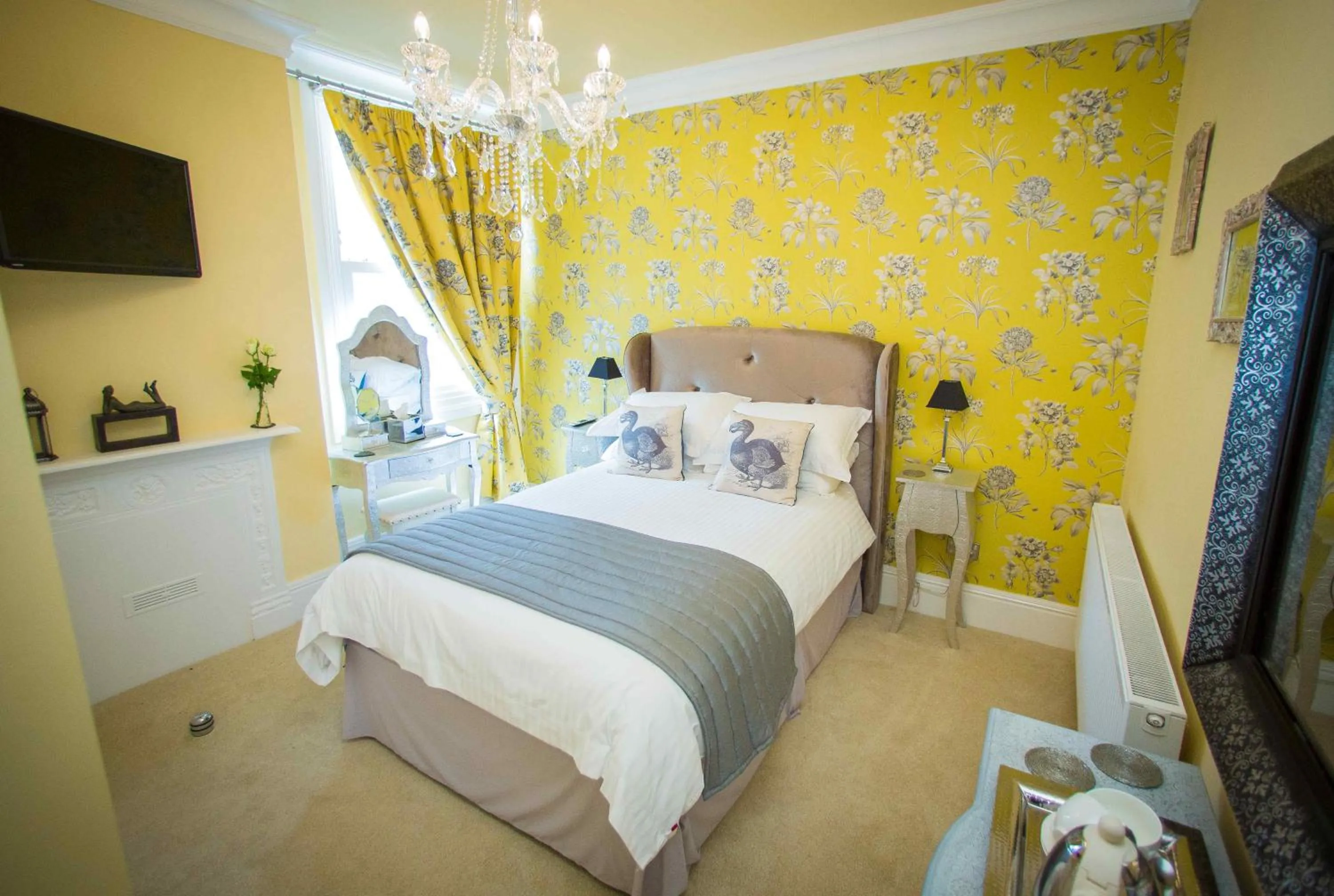 Photo of the whole room, Bed in Studios At Glenthorne