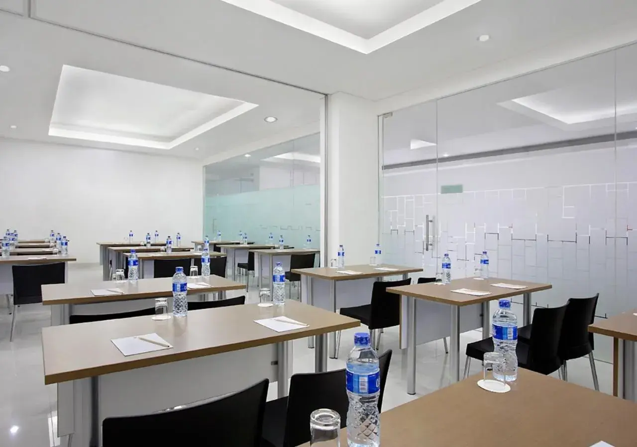 Meeting/conference room, Restaurant/Places to Eat in Amaris Hotel Juanda