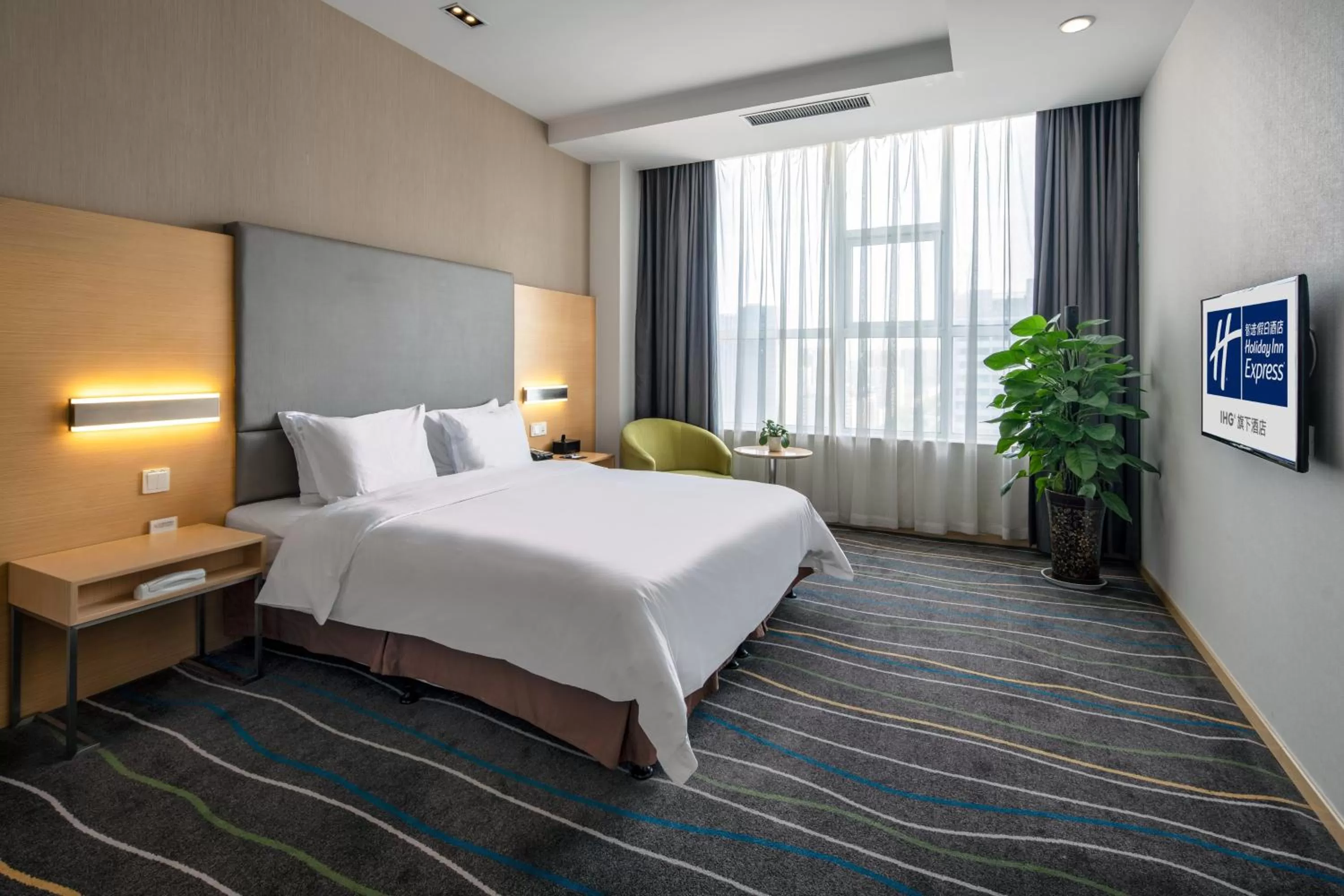 Photo of the whole room, Bed in Holiday Inn Express Luoyang City Center by IHG