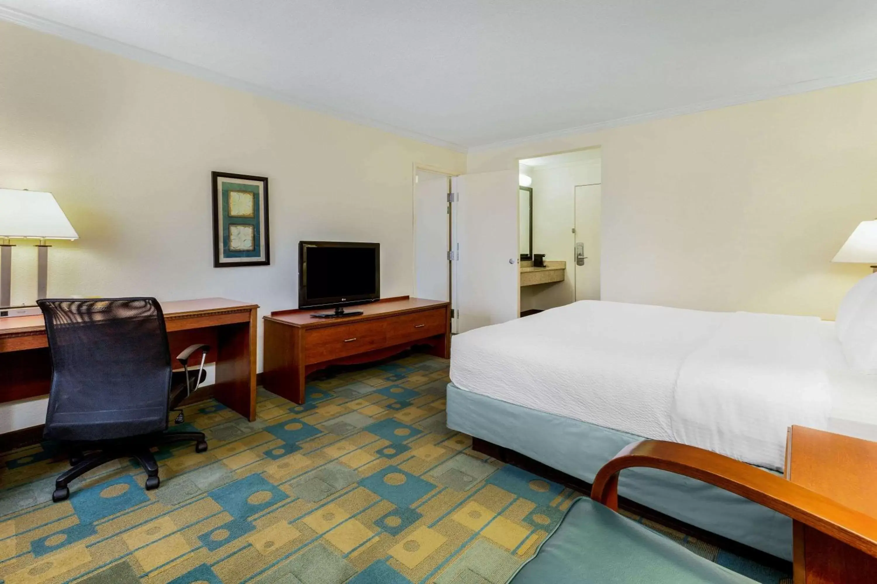 Photo of the whole room in La Quinta Inn by Wyndham Chicago Willowbrook Photo of the whole room in La Quinta Inn by Wyndham Chicago Willowbrook