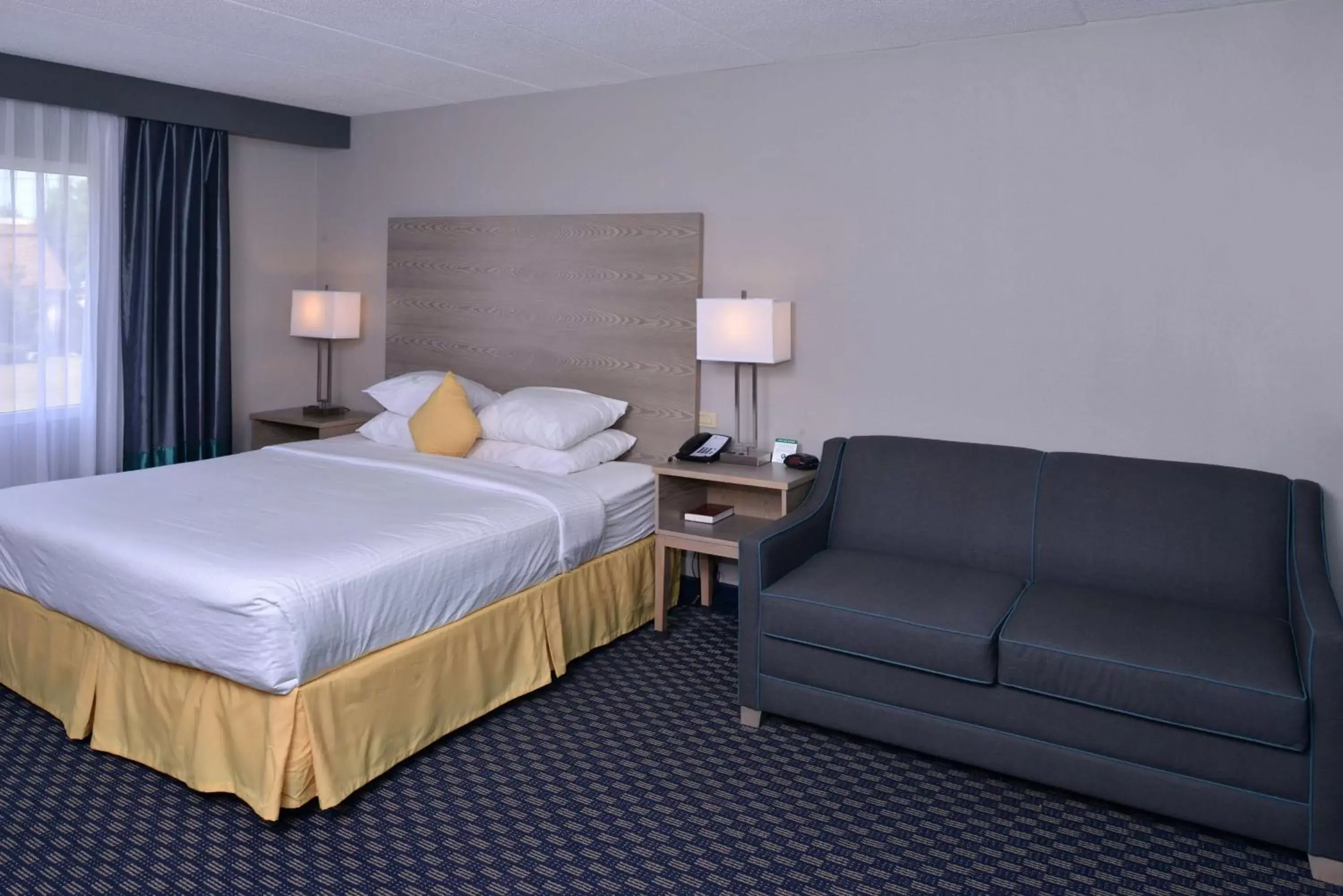 Seating area, Bed in Best Western Westgate Inn