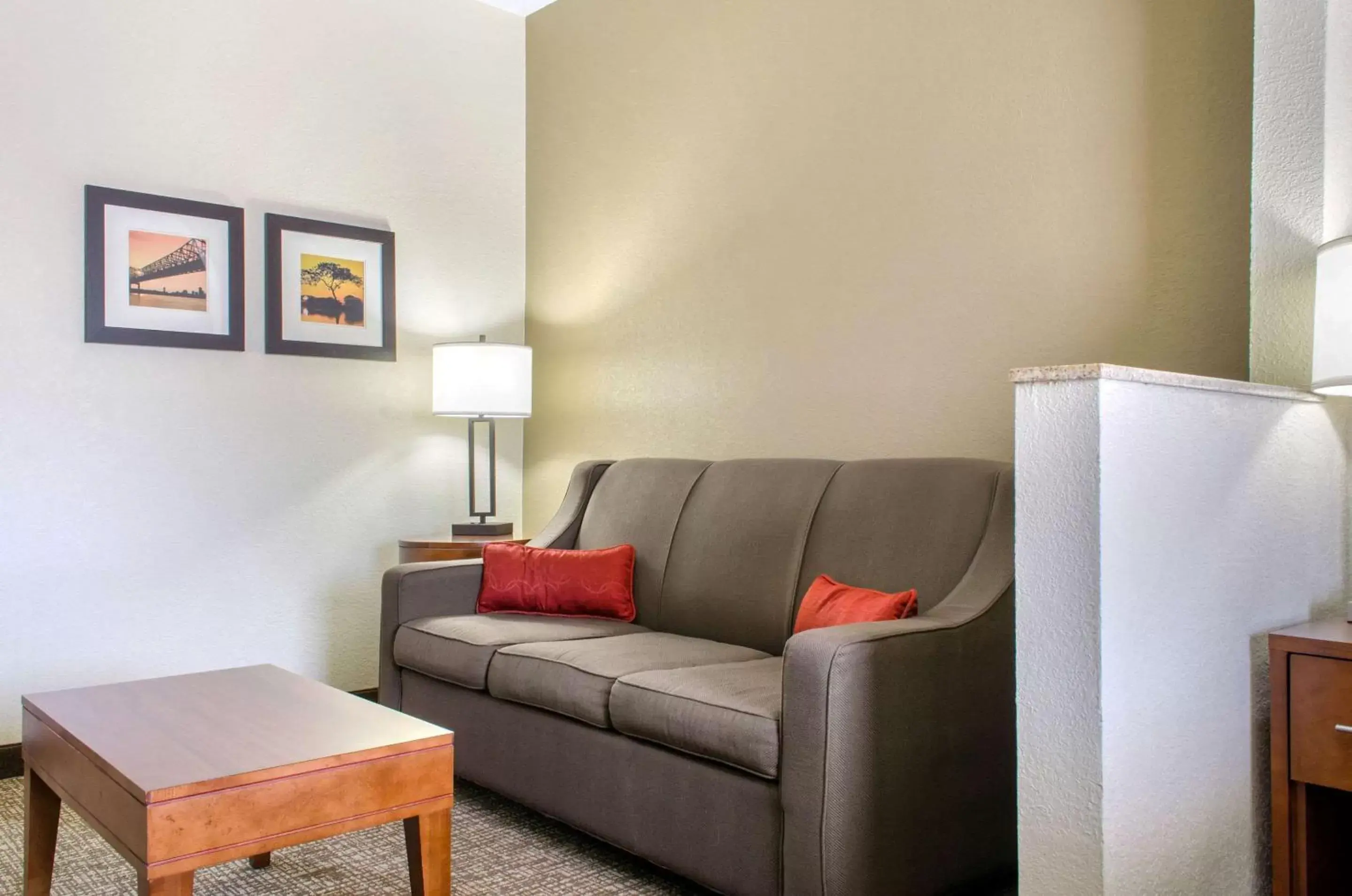 Bedroom, Seating Area in Comfort Inn & Suites Covington - Mandeville