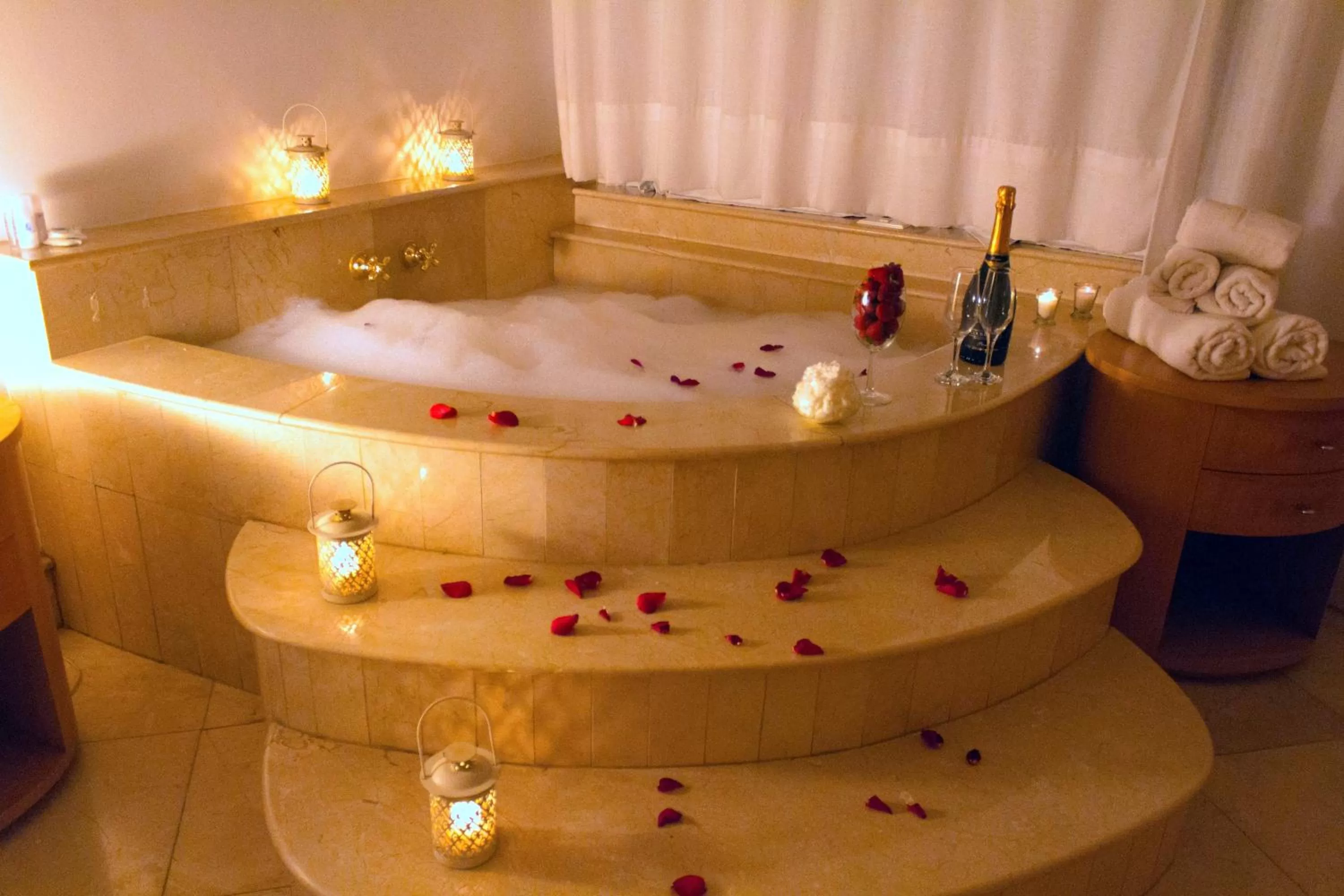 Bedroom in Portogalo Suite Hotel