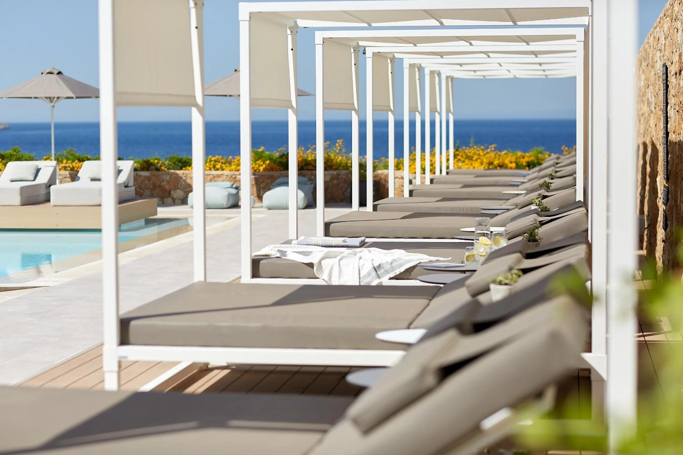 Swimming pool in Vincci EverEden