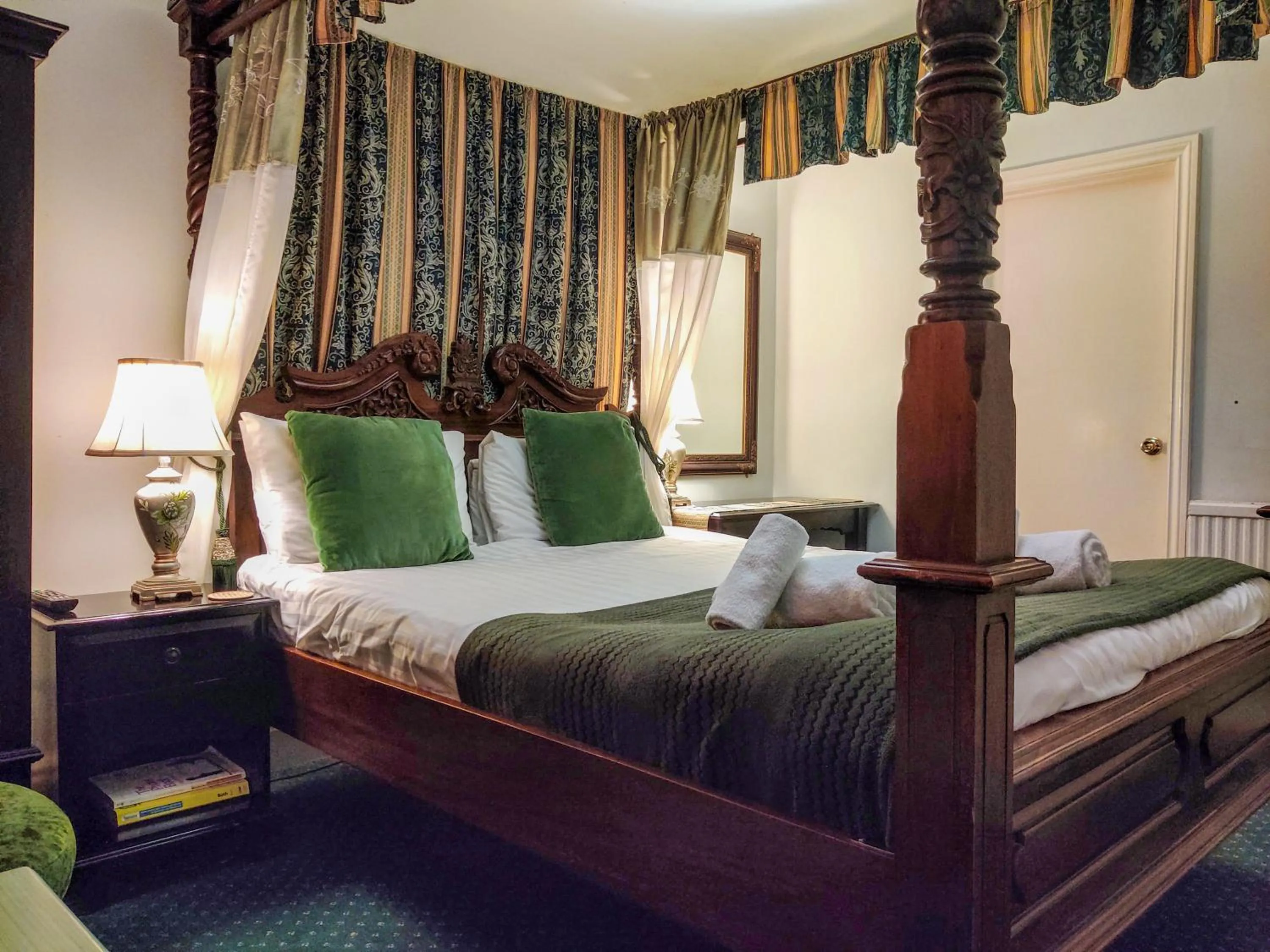 Bedroom, Bed in Wentworth House - Free Parking