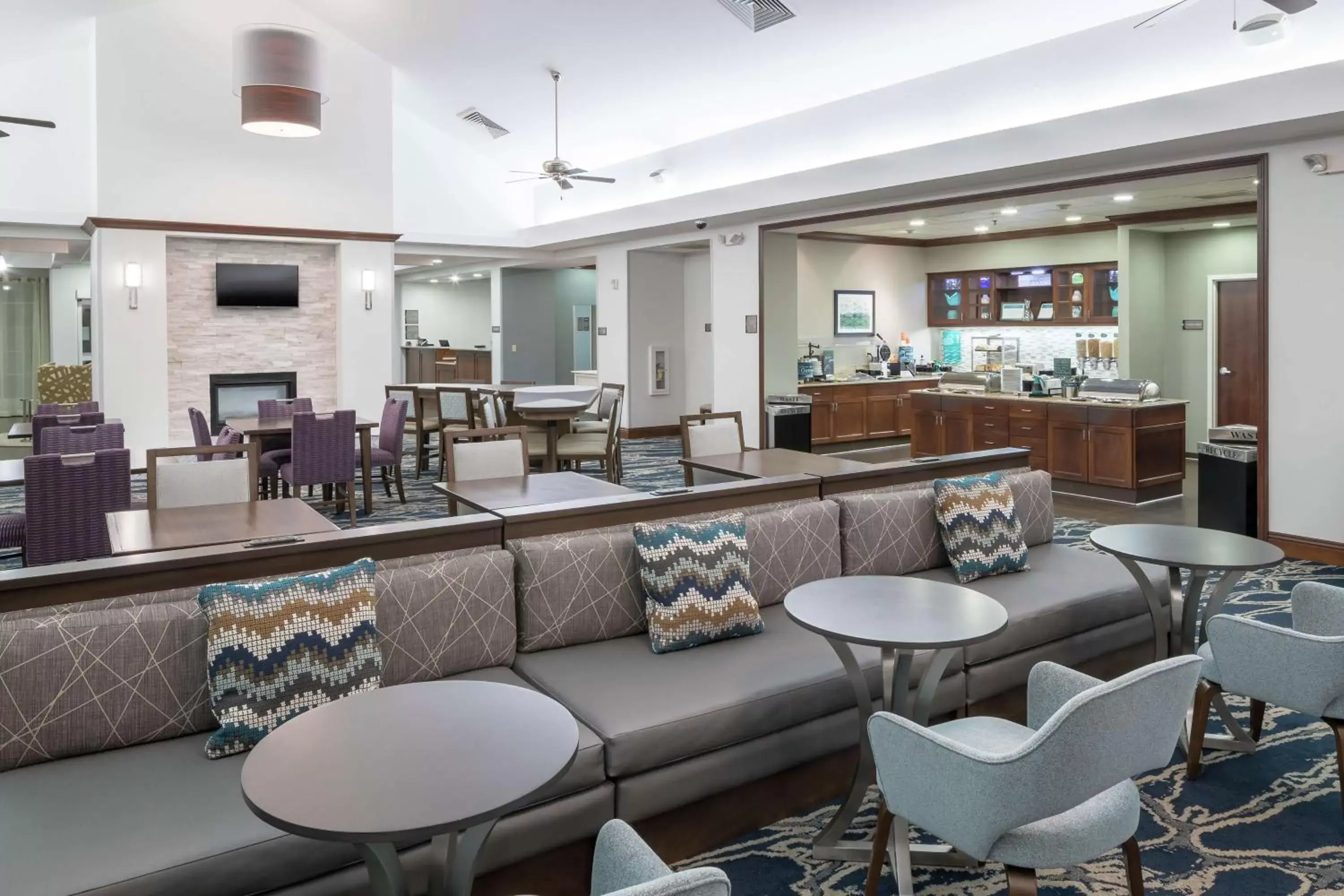 Lobby or reception, Lounge/Bar in Homewood Suites by Hilton Fresno Airport/Clovis