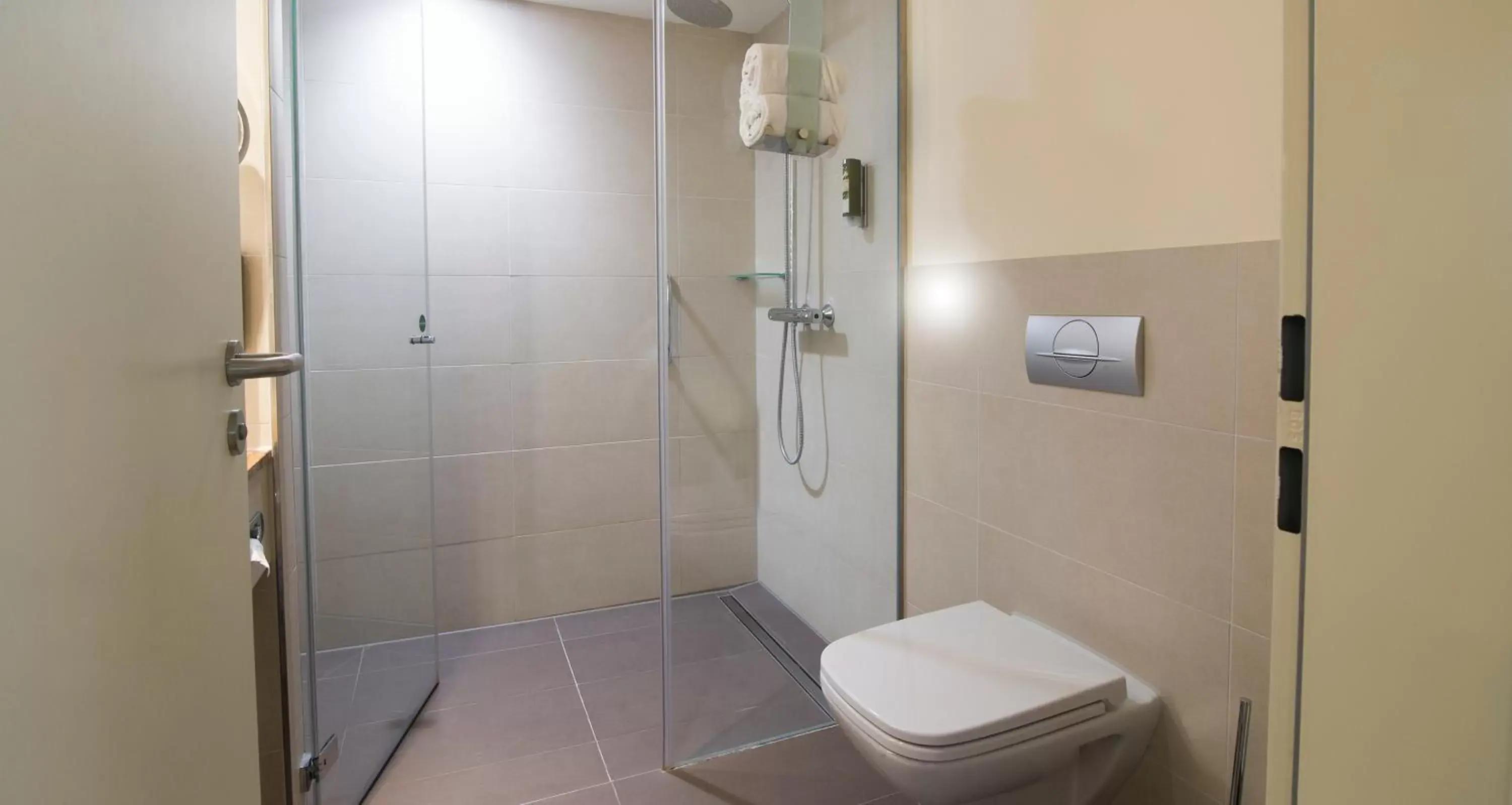Shower, Bathroom in Best Western Plus Hotel Bremerhaven