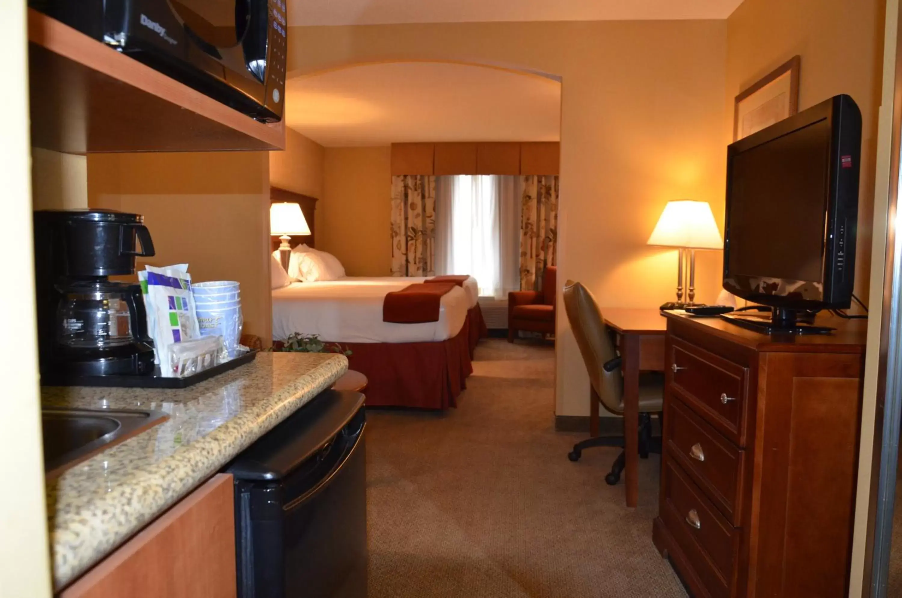 Bedroom, TV/Entertainment Center in Holiday Inn Express & Suites Bloomington, an IHG Hotel