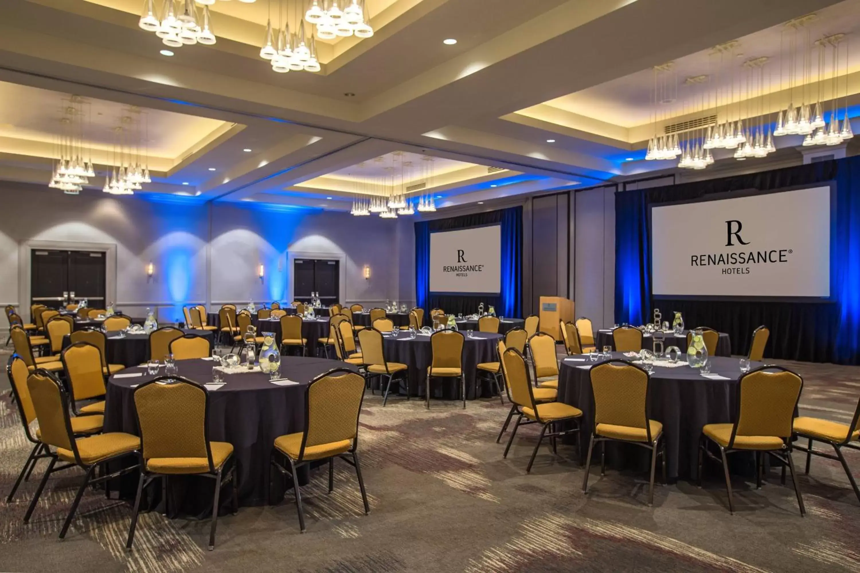 Meeting/conference room in Renaissance Chicago O'Hare Suites Hotel