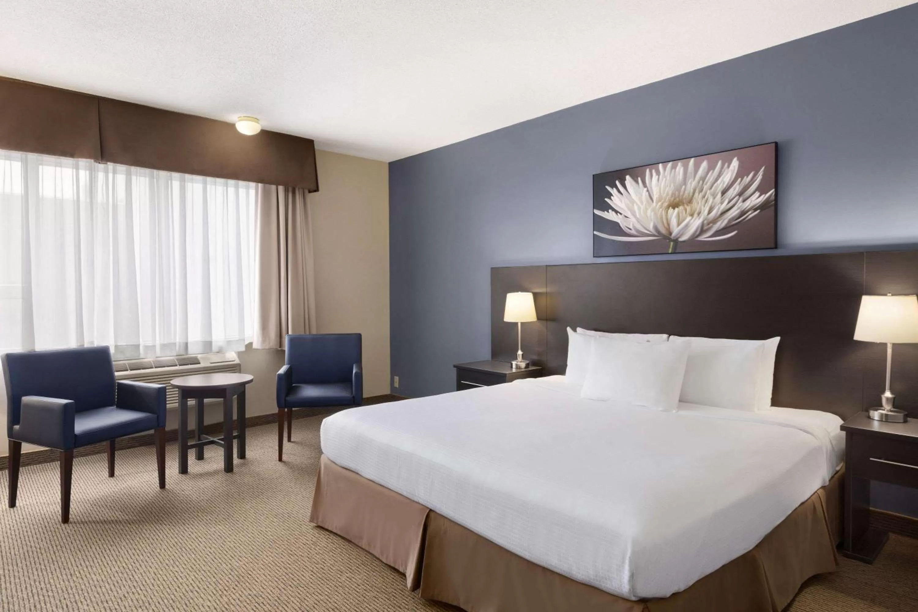 Photo of the whole room, Bed in Days Inn by Wyndham Montreal Airport Conference Centre