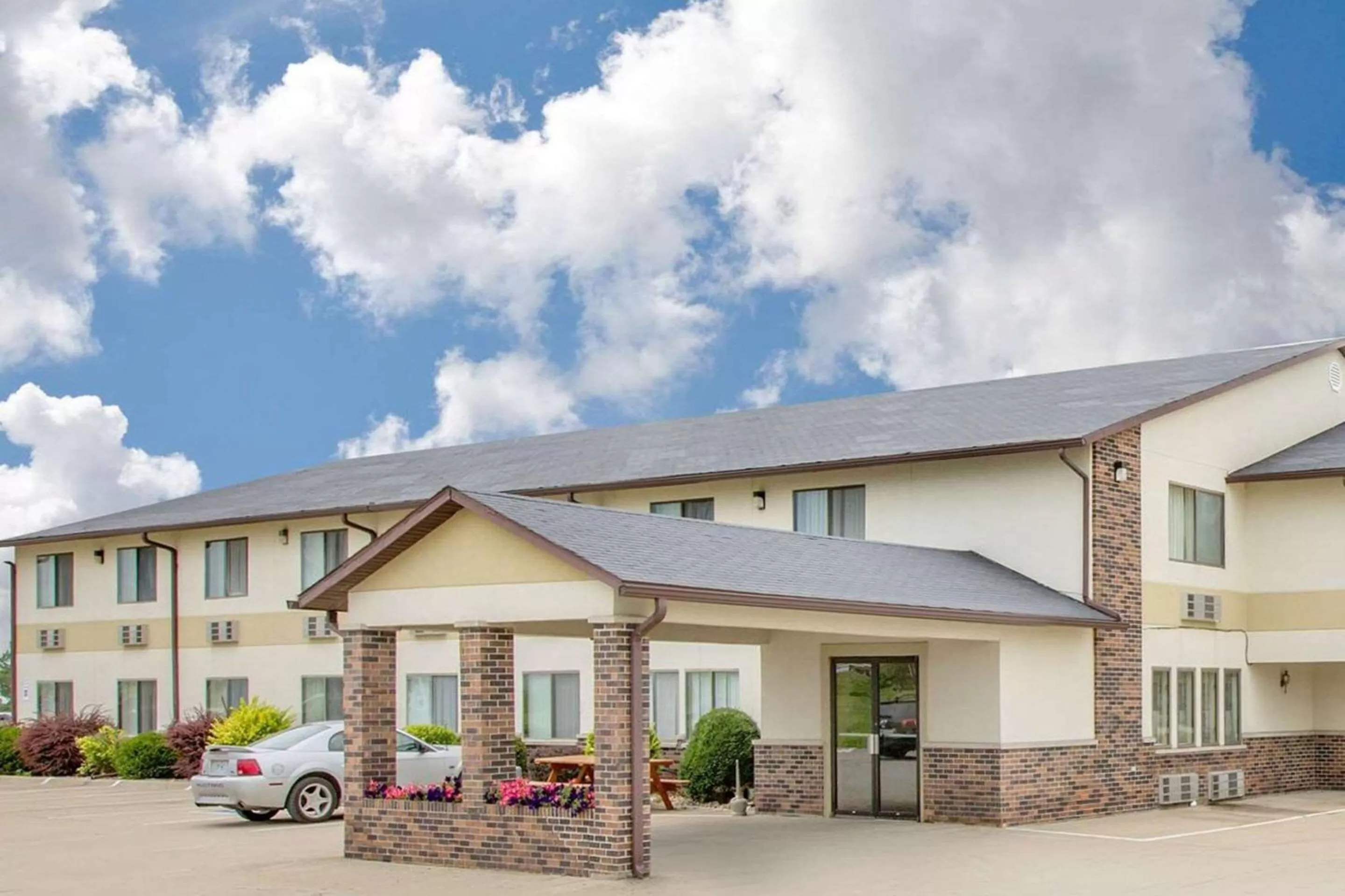 Property building in Lamoni Inn & Suites