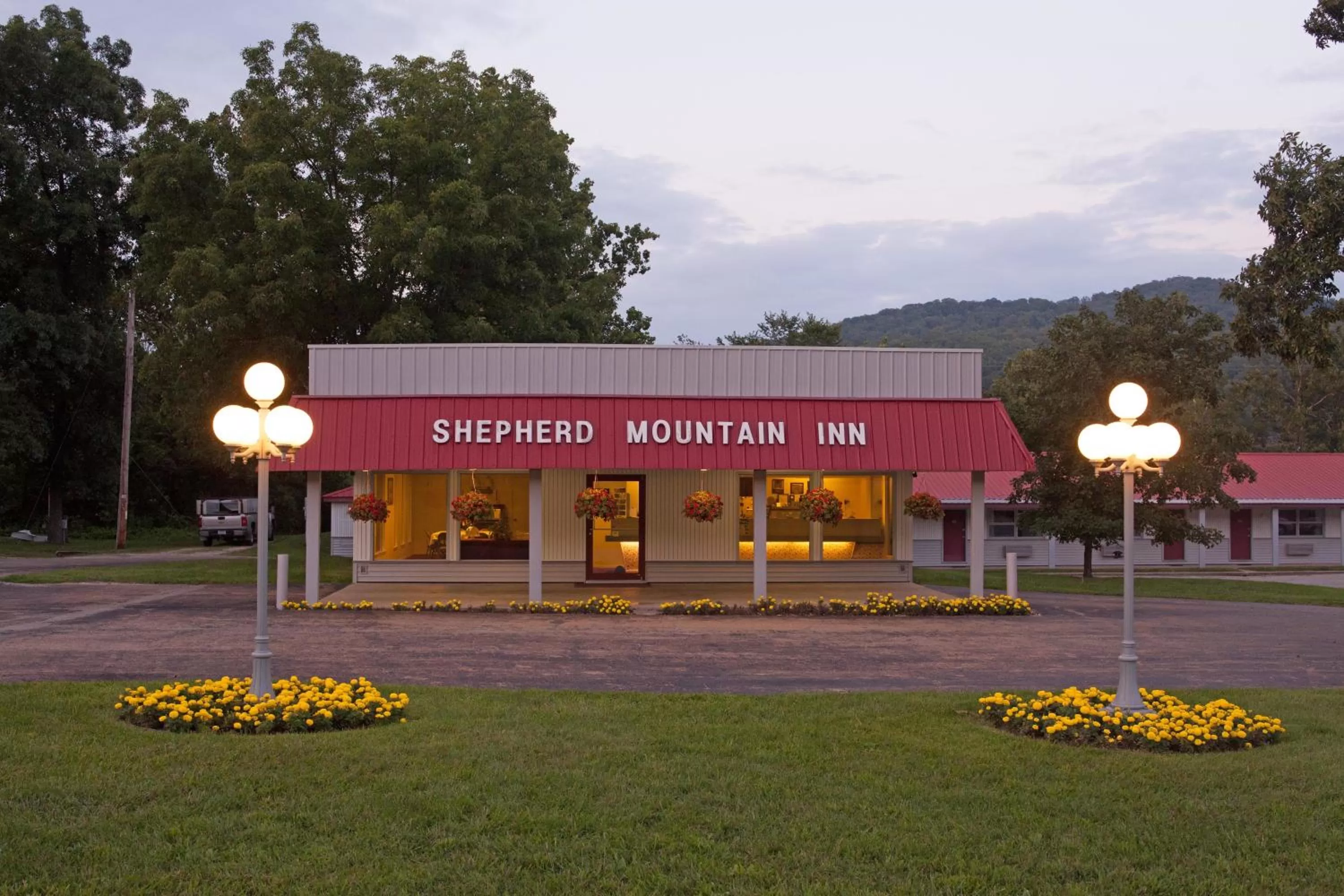 Facade/entrance in Shepherd Mountain Inn & Suites