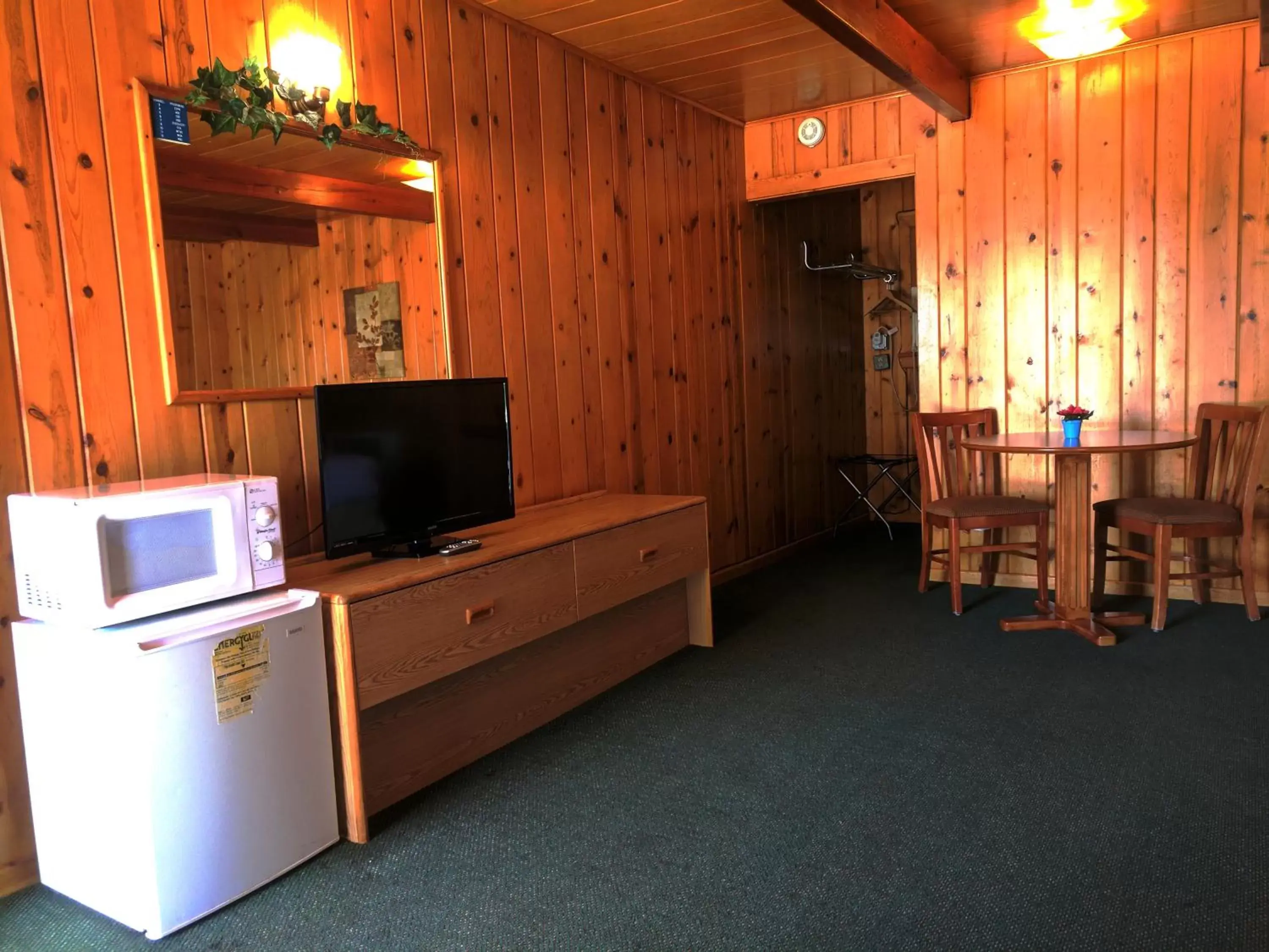 TV and multimedia, TV/Entertainment Center in Prospector Motor Lodge