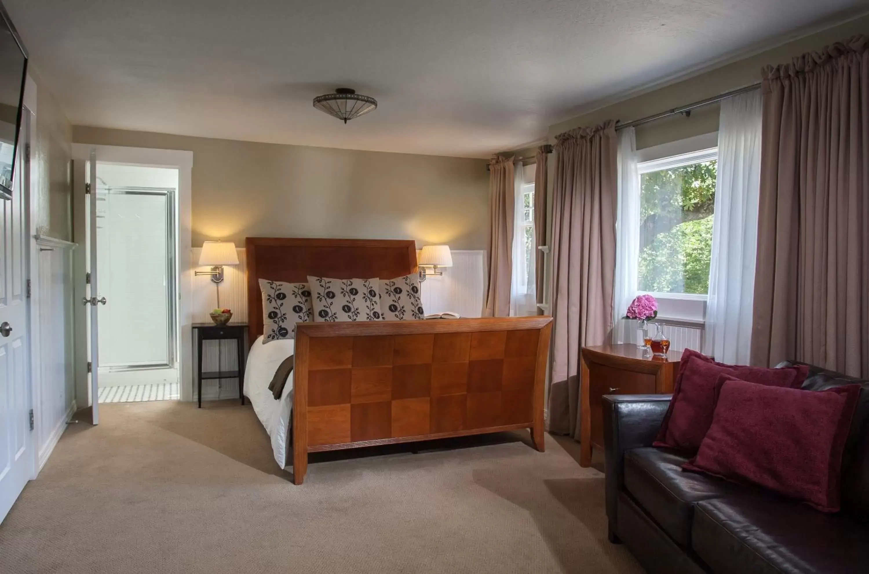 Bedroom, Seating Area in Craftsman Inn