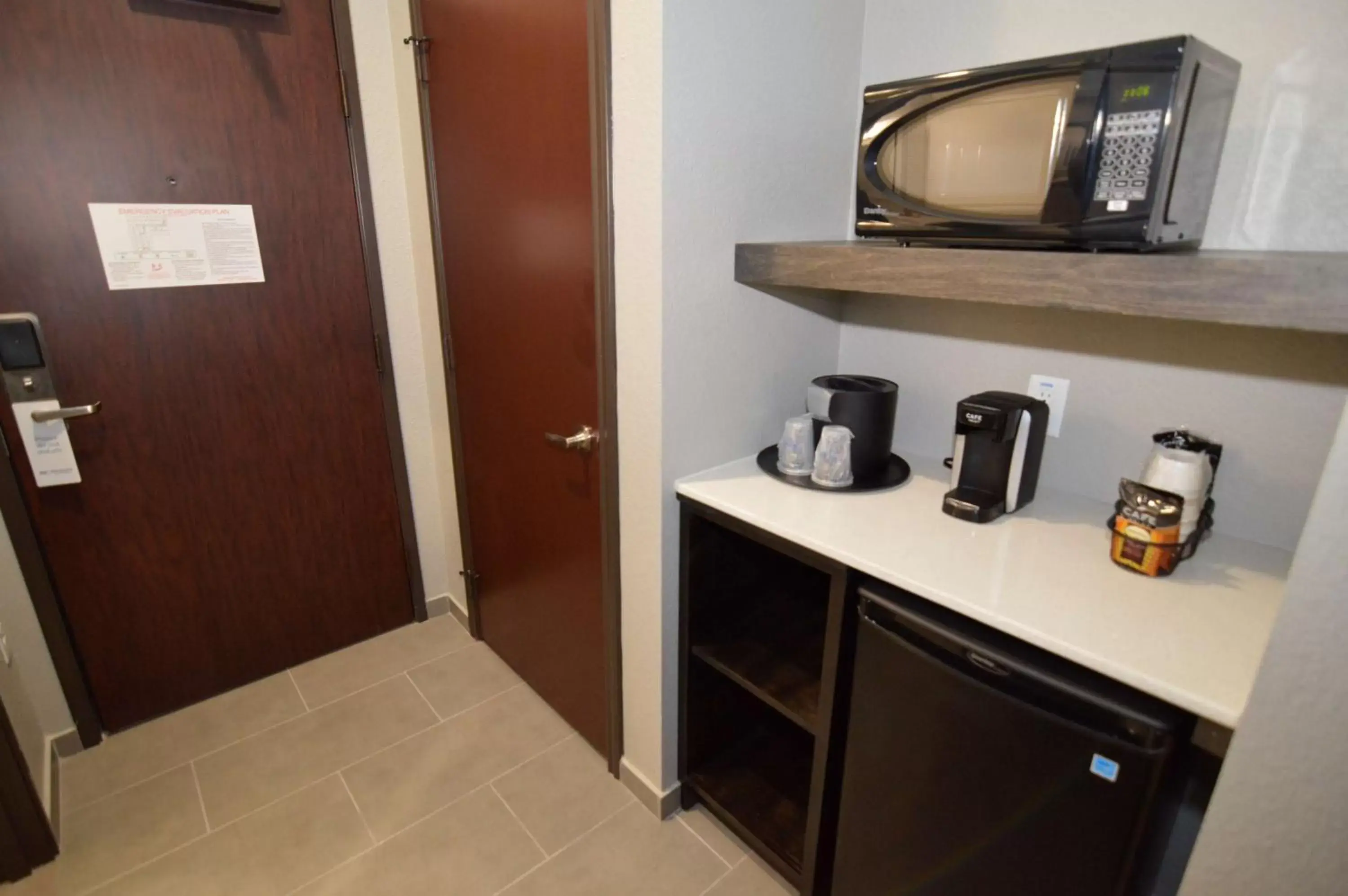 Photo of the whole room, TV/Entertainment Center in Best Western Plus Waller Hotel