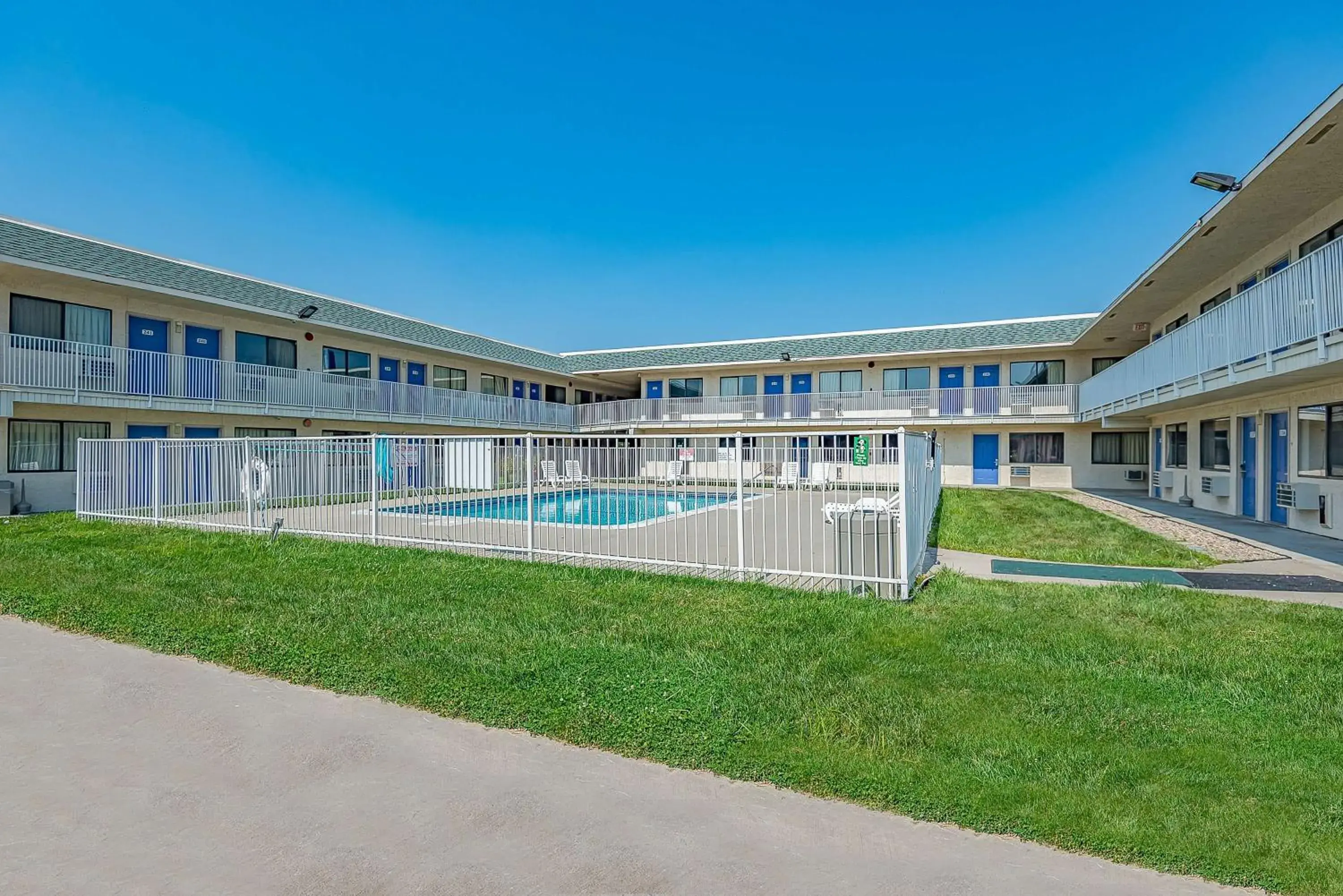 Swimming pool, Property Building in Motel 6-Kansas City, MO - Airport