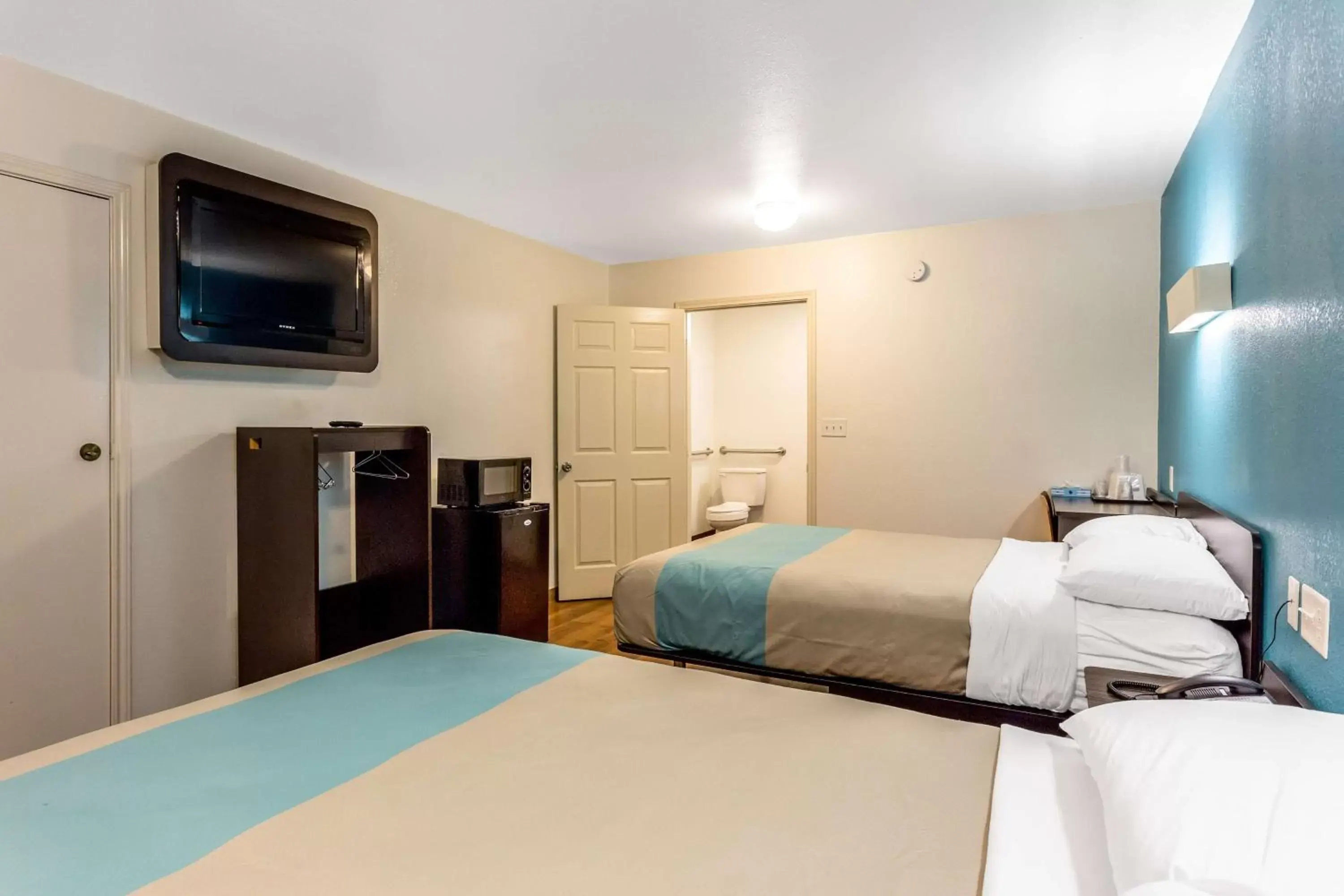 Photo of the whole room, Bed in Motel 6-Bryan, TX - College Station