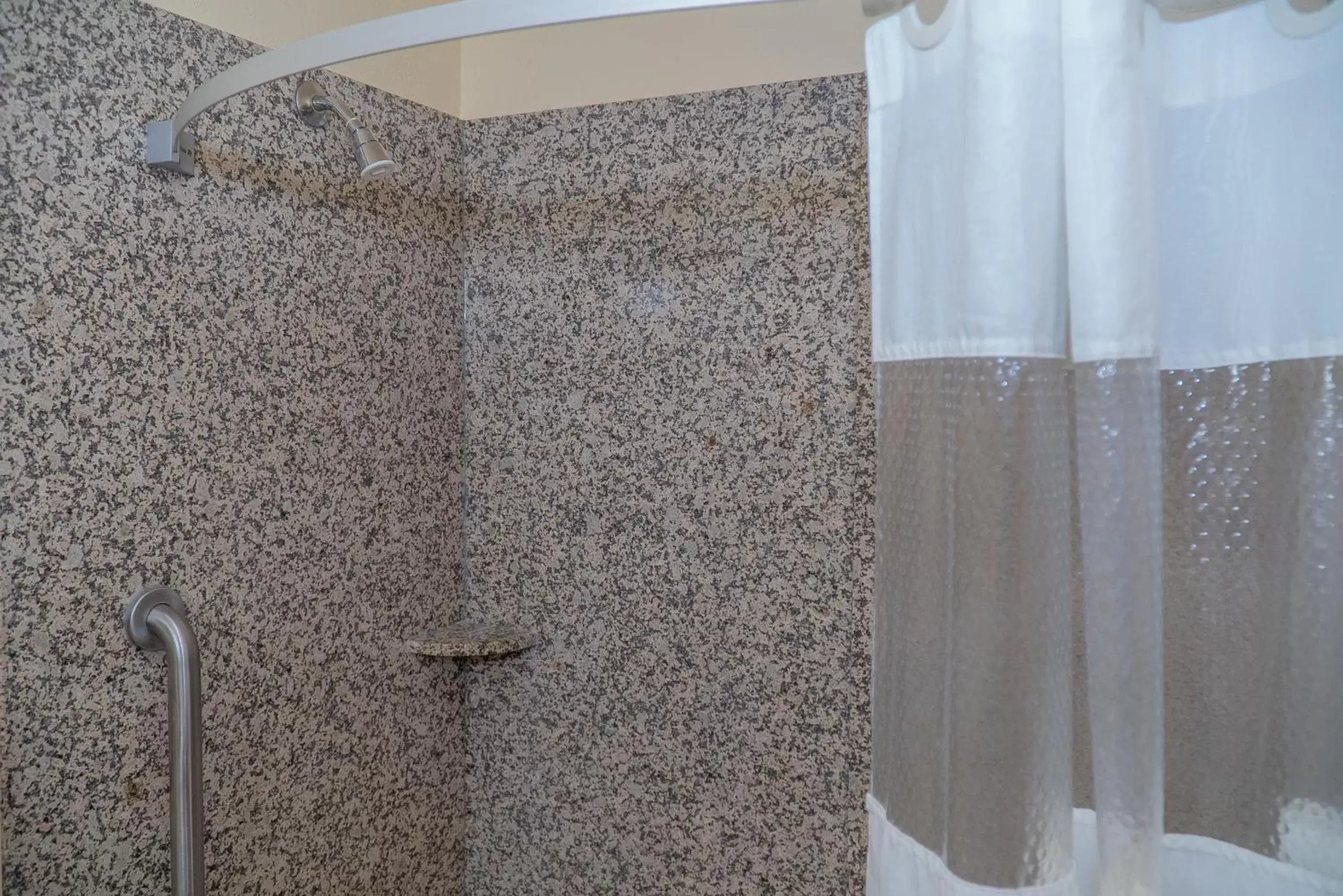 Shower, Bathroom in Silver Surf Motel