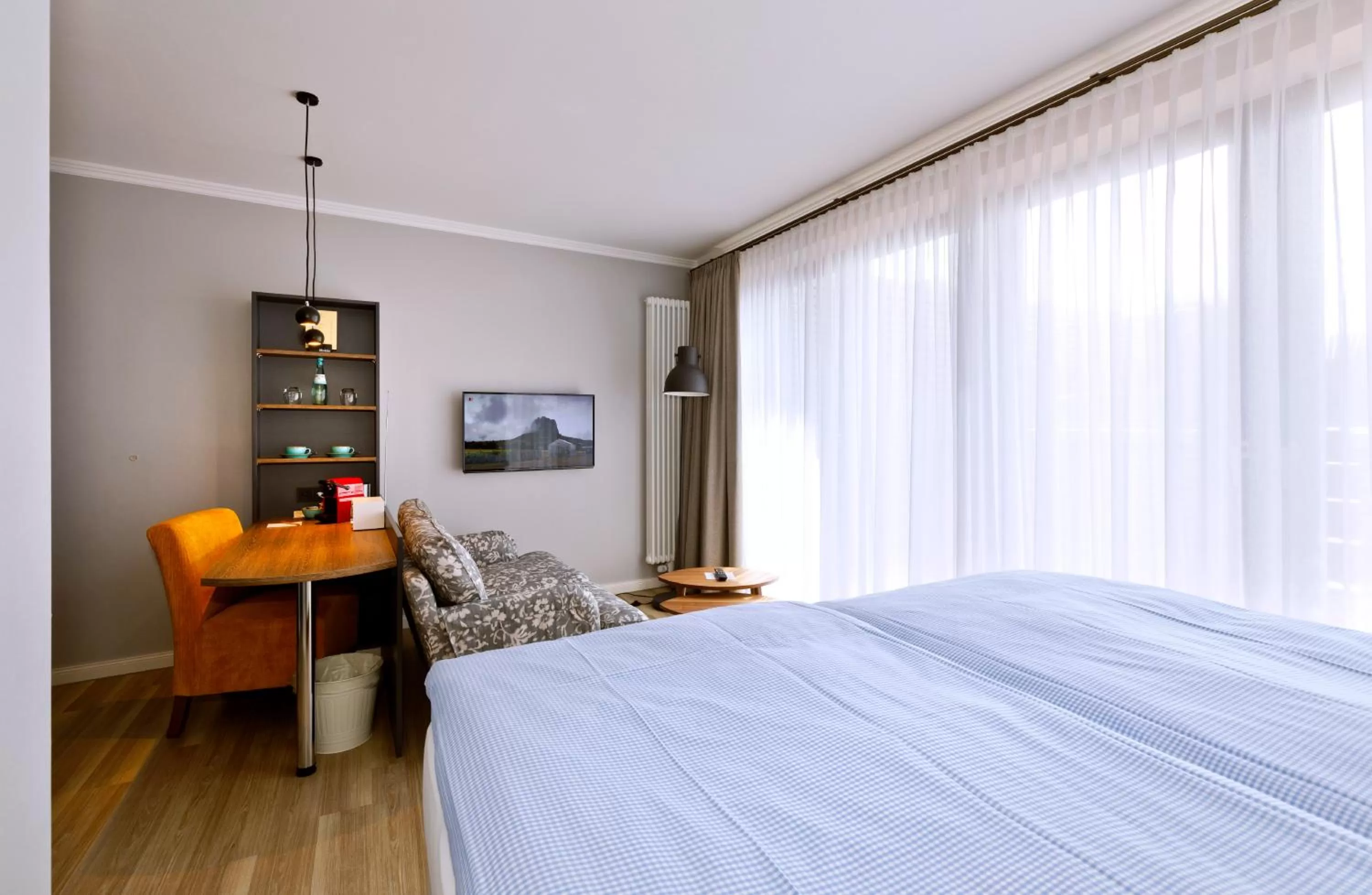 Photo of the whole room, Bed in Logierhaus RheintorEins