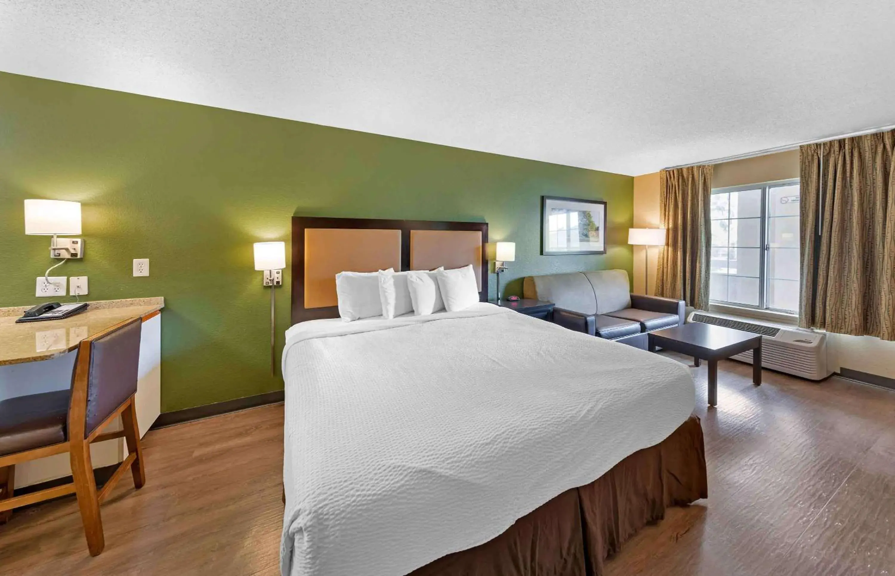 Bedroom, Bed in Extended Stay America Suites - Orange County - Brea