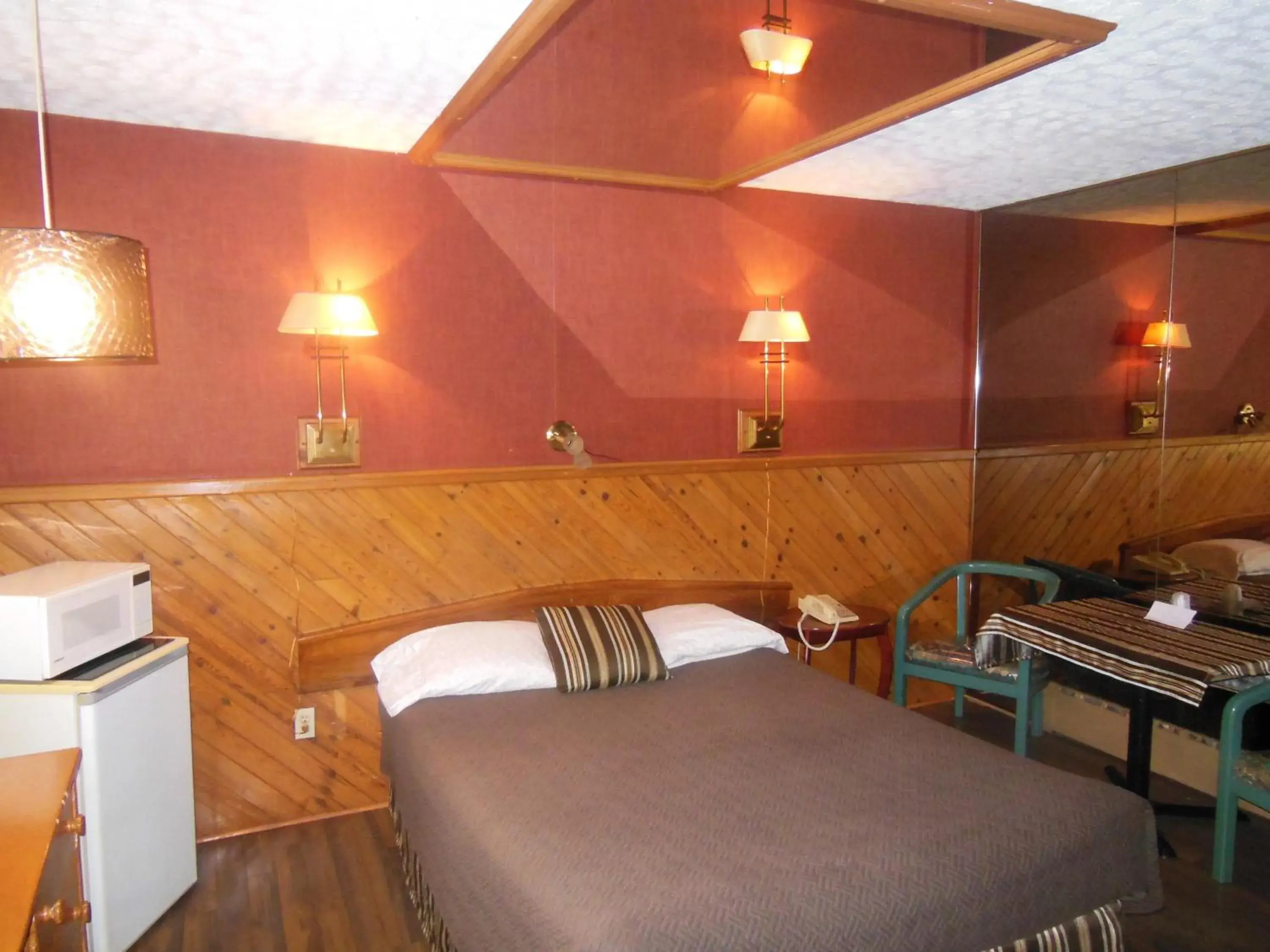 Photo of the whole room in Motel Le Paysan