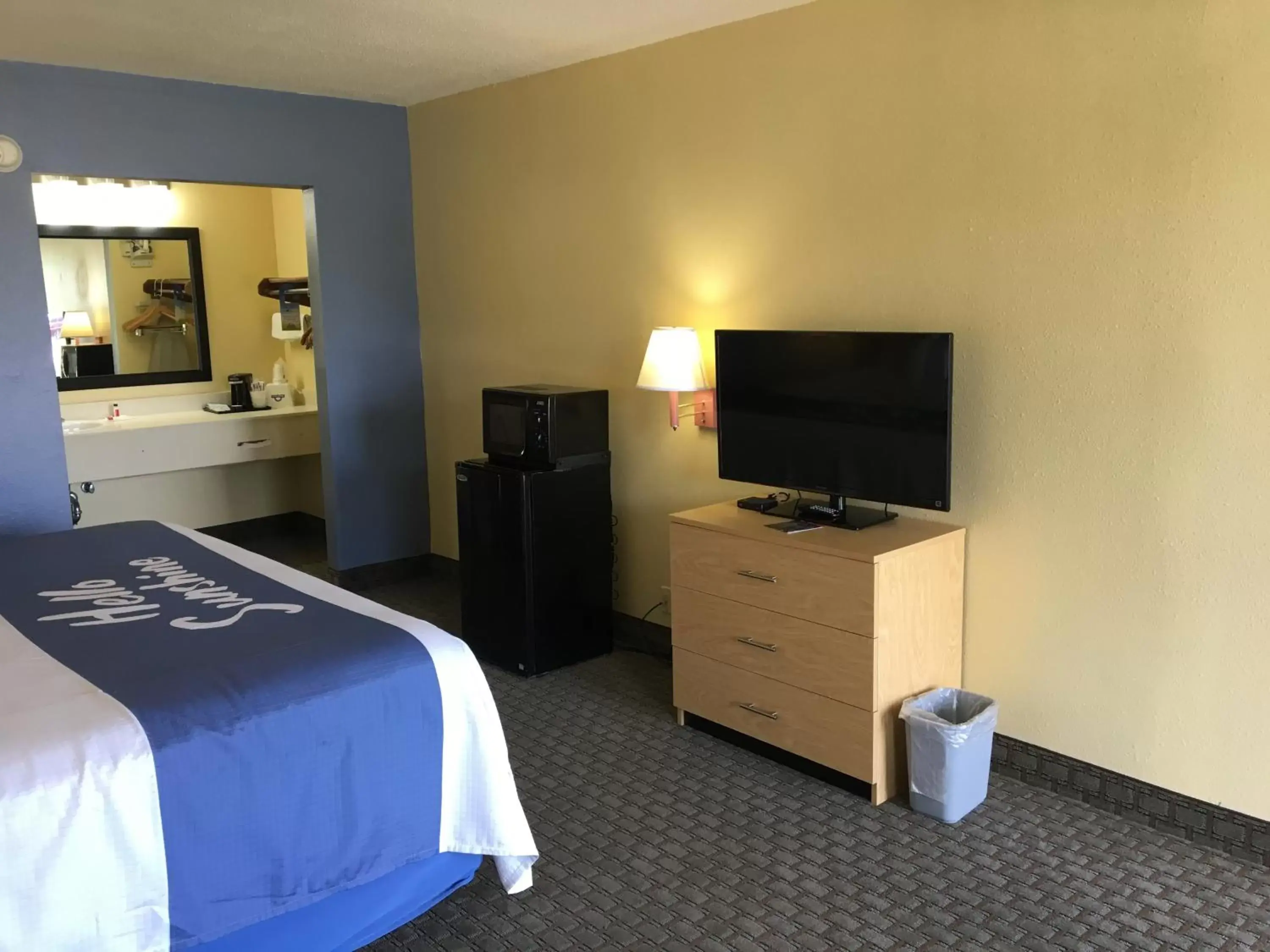 Bedroom, Bed in Days Inn by Wyndham Crystal River