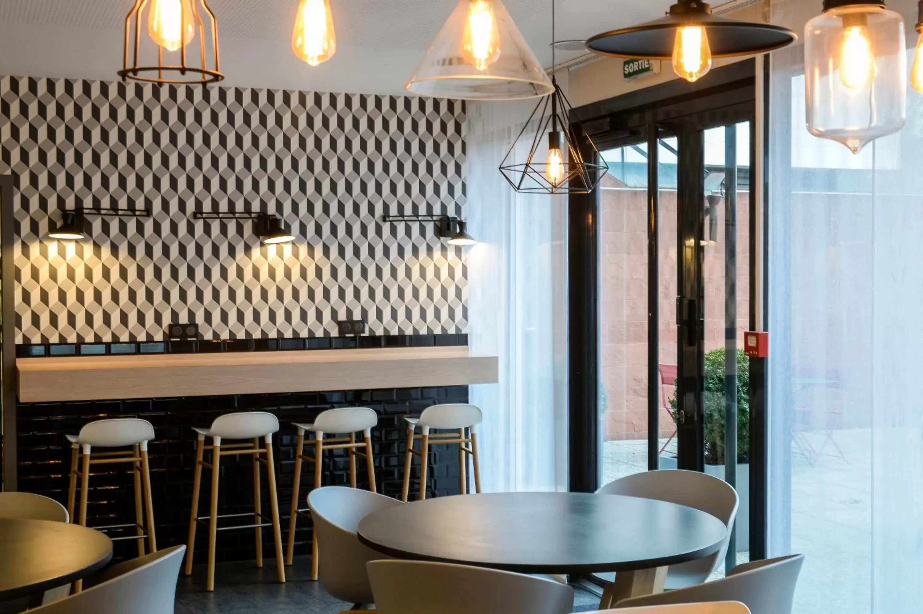 Dining area, Lounge/Bar in Novotel Suites Rouen Normandie