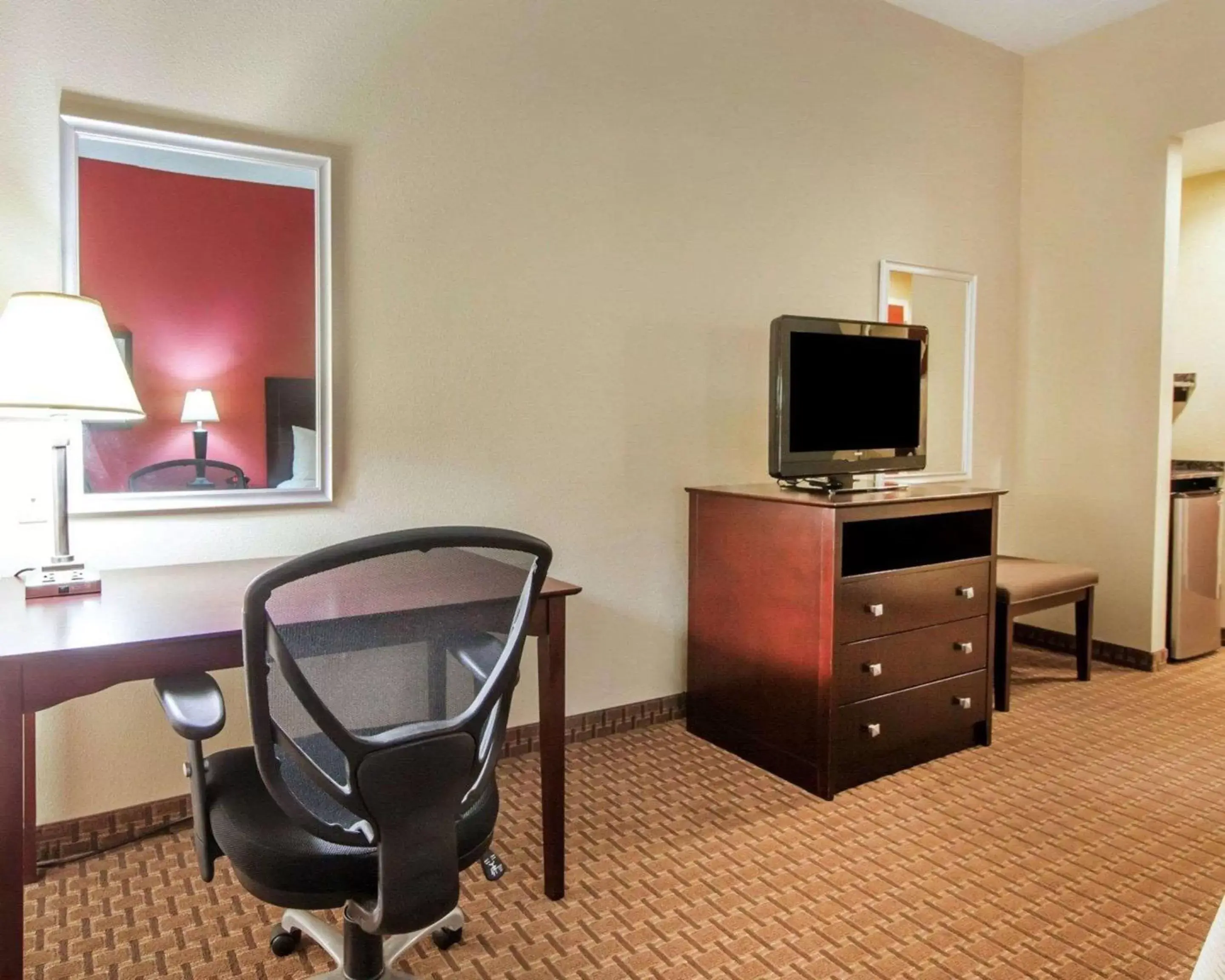 Photo of the whole room, TV/Entertainment Center in Comfort Inn Harriman