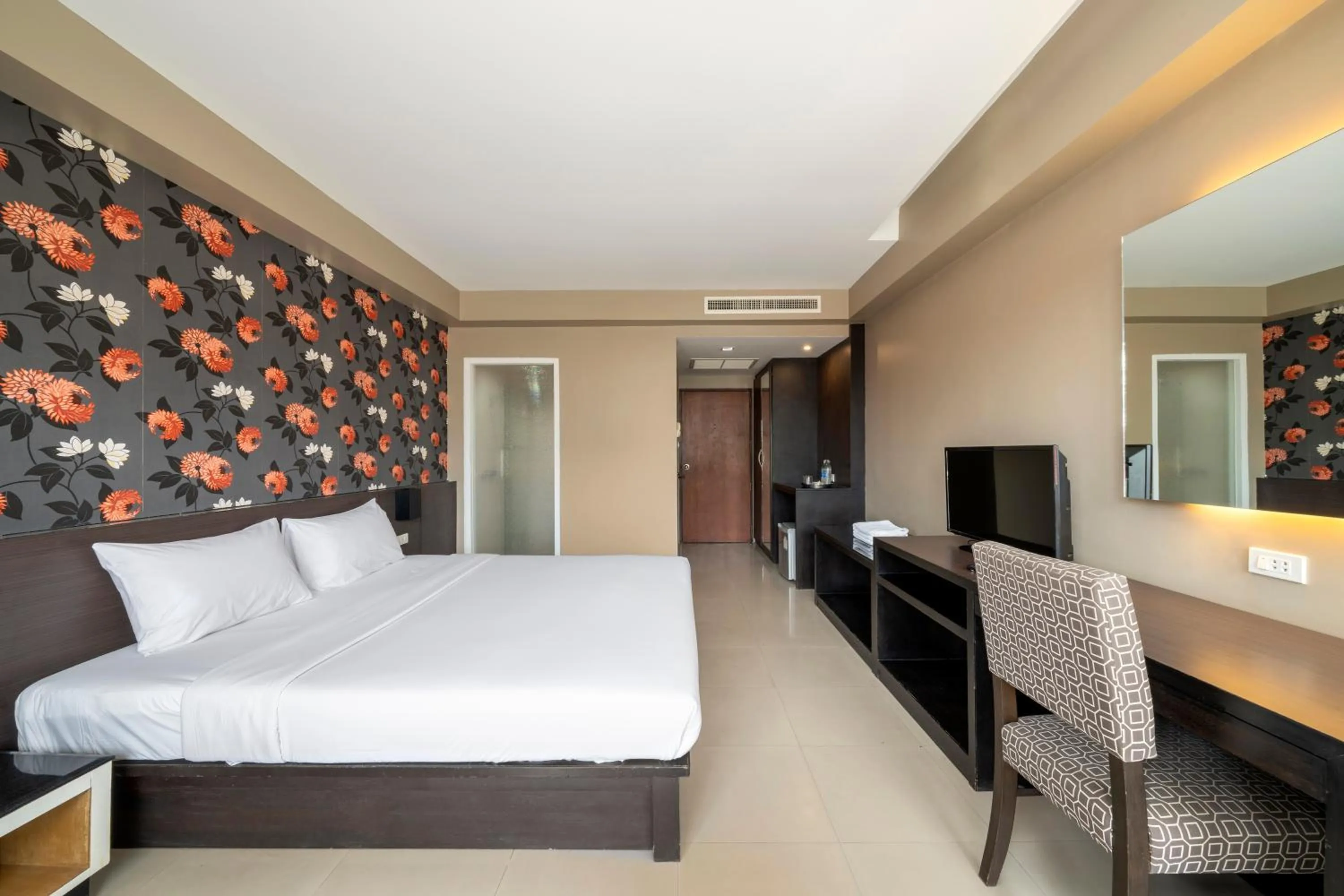 Bedroom, Bed in Welcome Plaza Hotel Pattaya