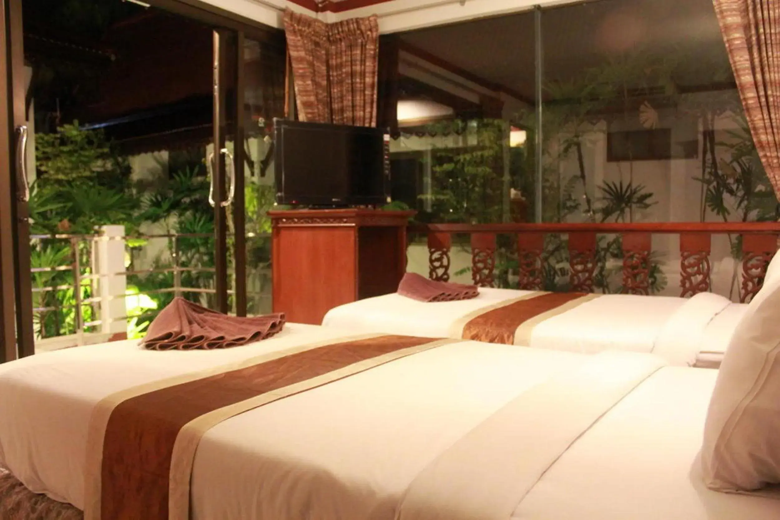 Photo of the whole room, Bed in Chaweng Noi Resort