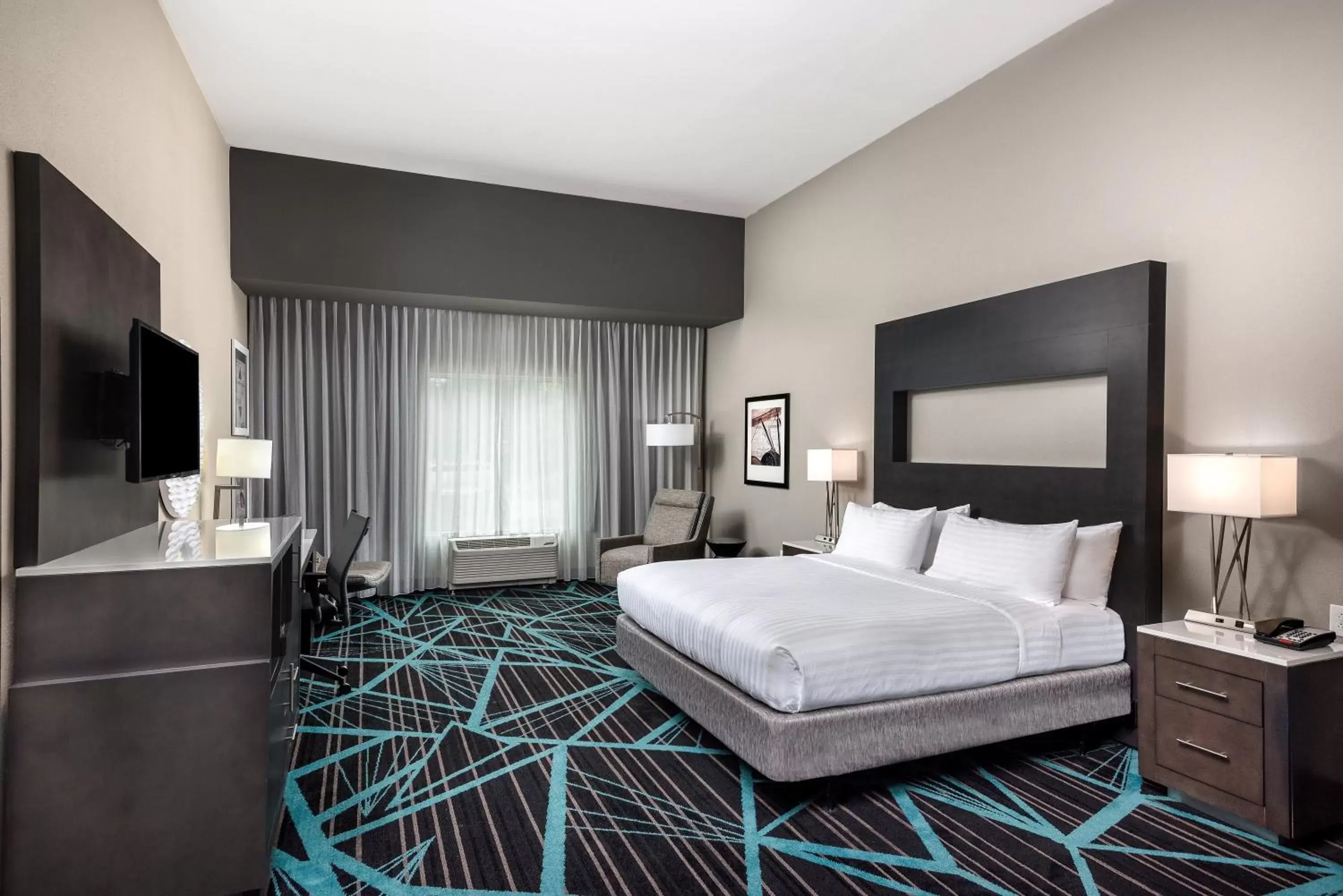 Photo of the whole room, Bed in Holiday Inn Express & Suites - Charlotte Airport, an IHG Hotel