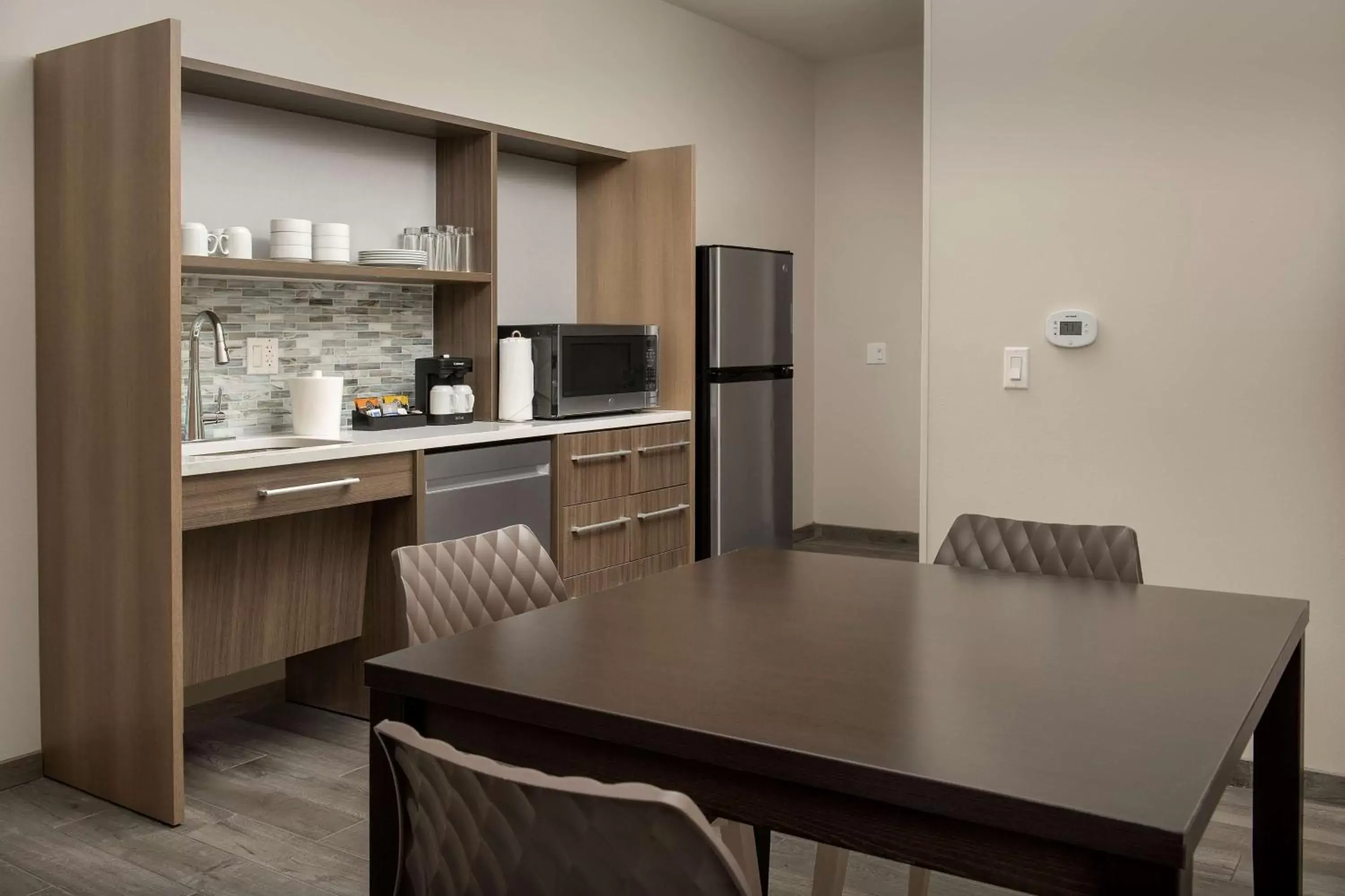 Kitchen or kitchenette, Dining Area in Home2 Suites By Hilton Kenner New Orleans Arpt