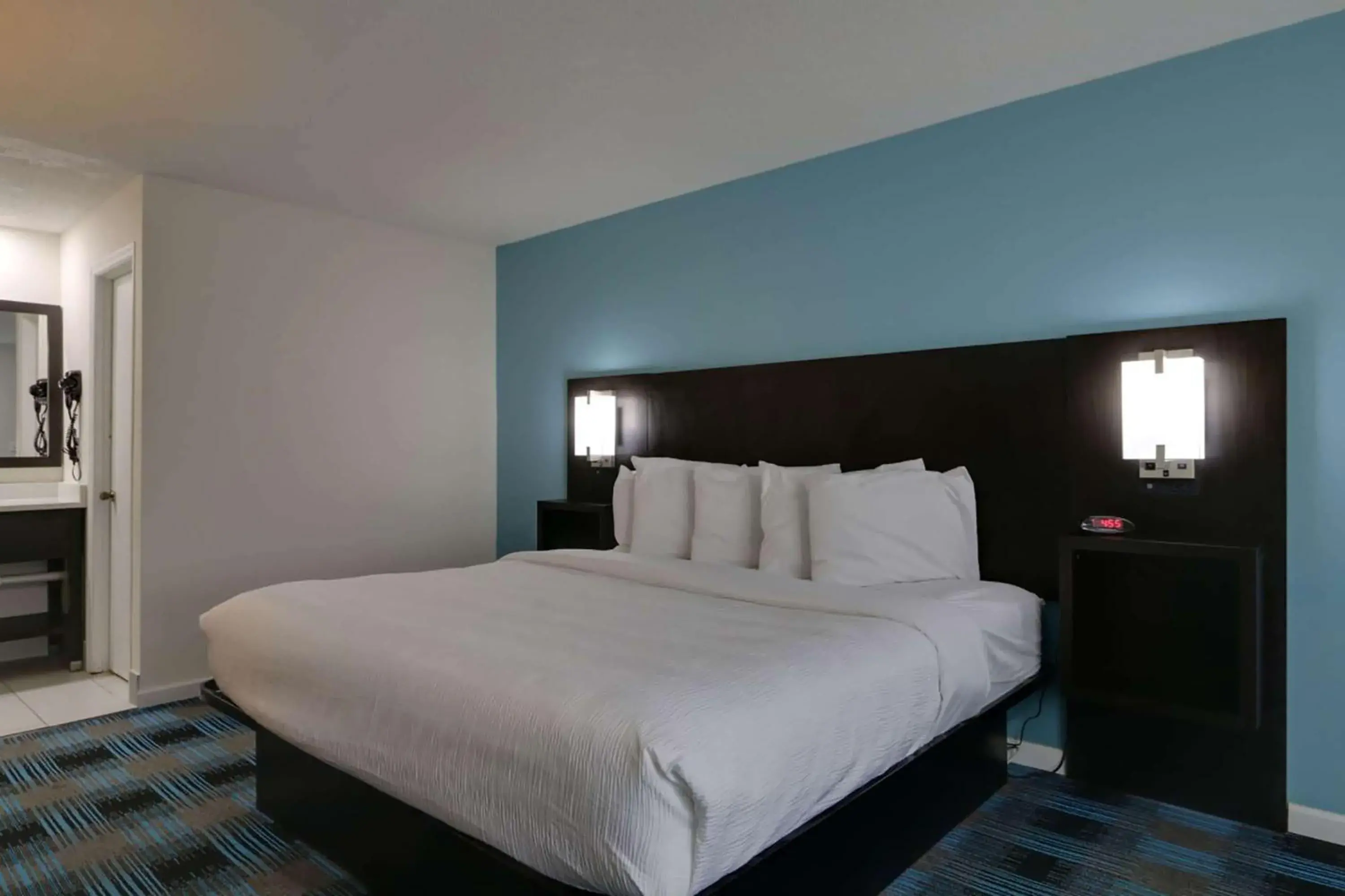 Photo of the whole room, Bed in Travelodge by Wyndham Calhoun South I-75