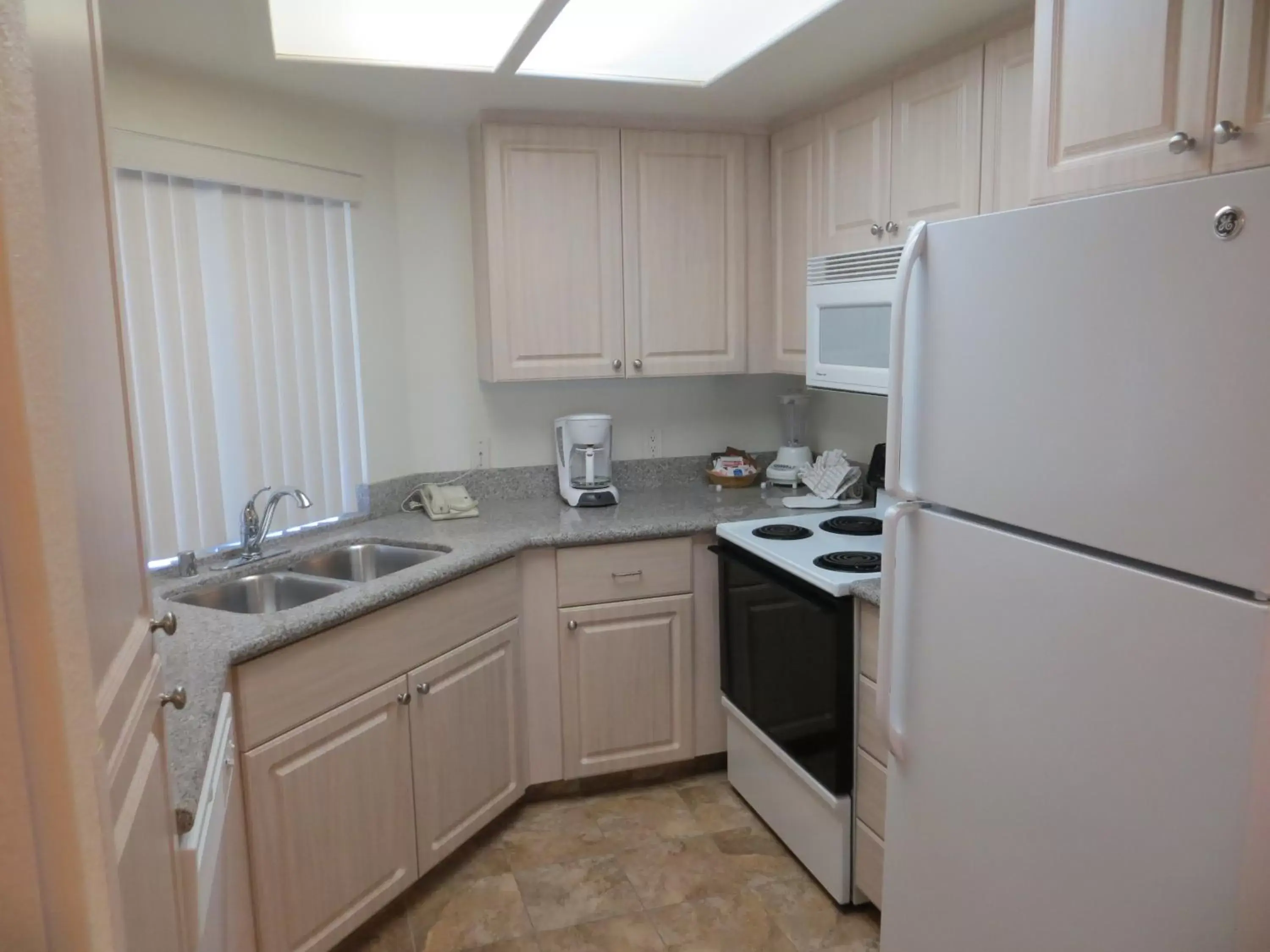 Kitchen or kitchenette, Kitchen/Kitchenette in Desert Breezes Resort