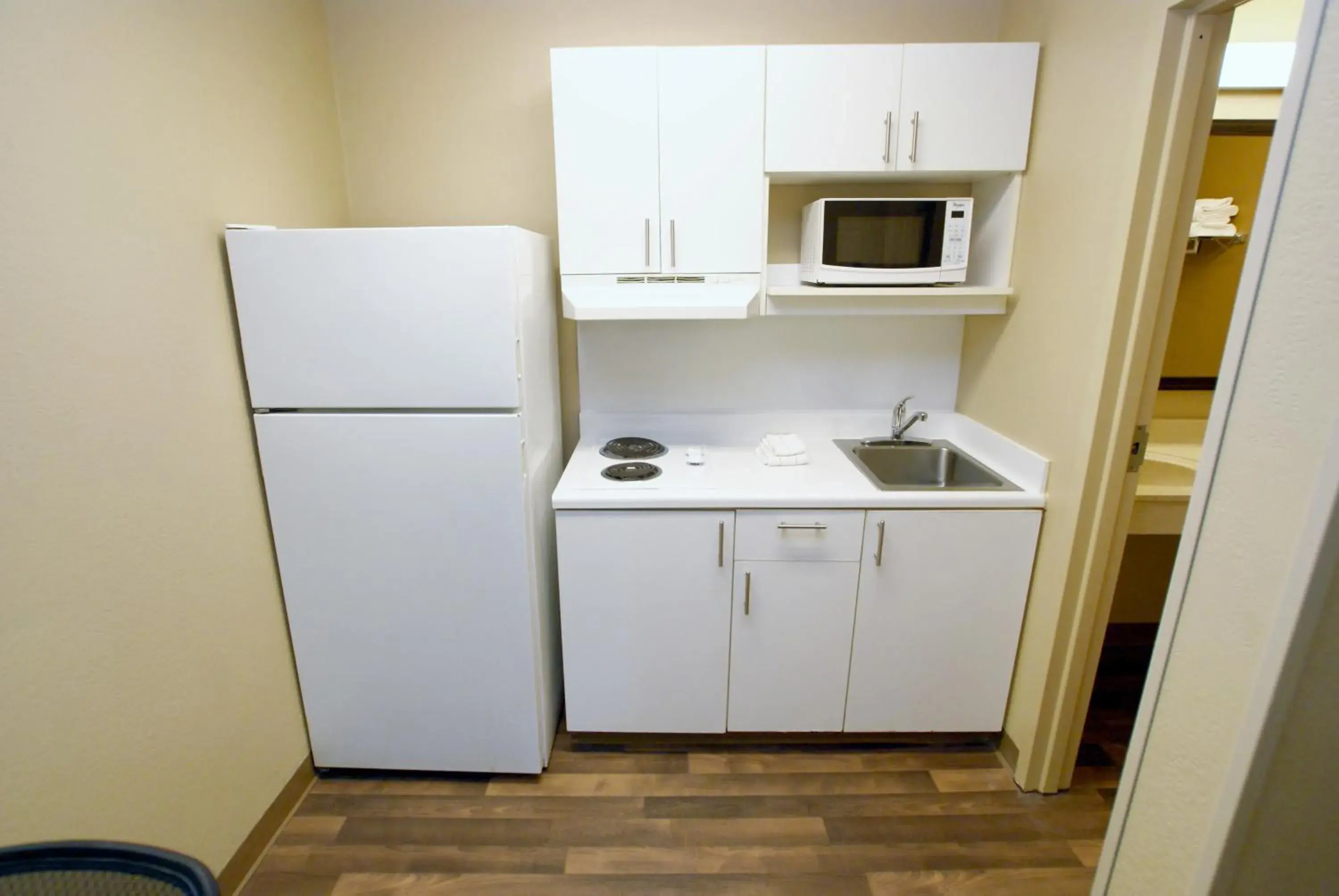 Kitchen or kitchenette, Kitchen/Kitchenette in Extended Stay America Suites - St Louis - Westport - East Lackland Rd