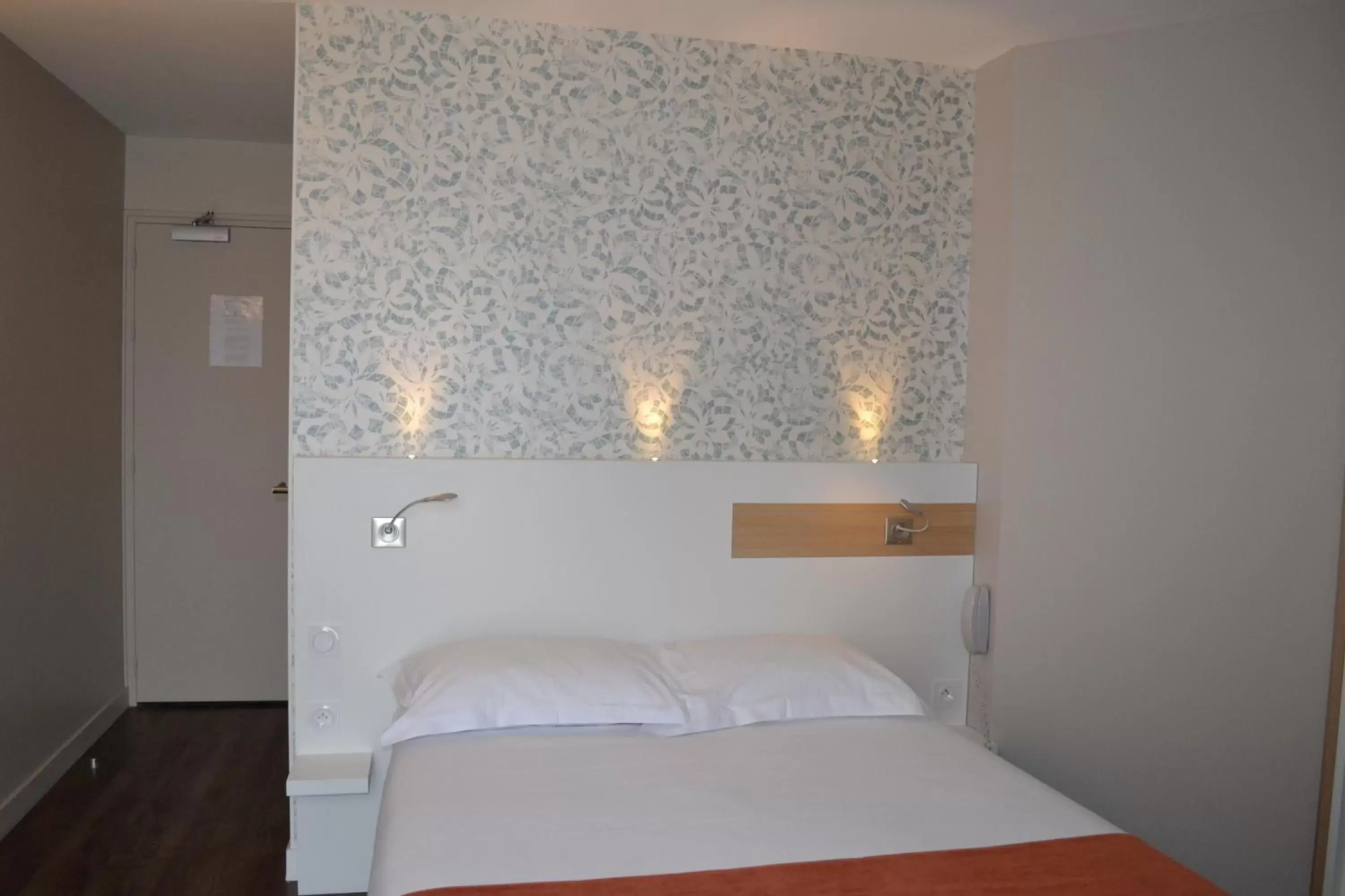 Bedroom, Bed in Brit Hotel Les Alizes