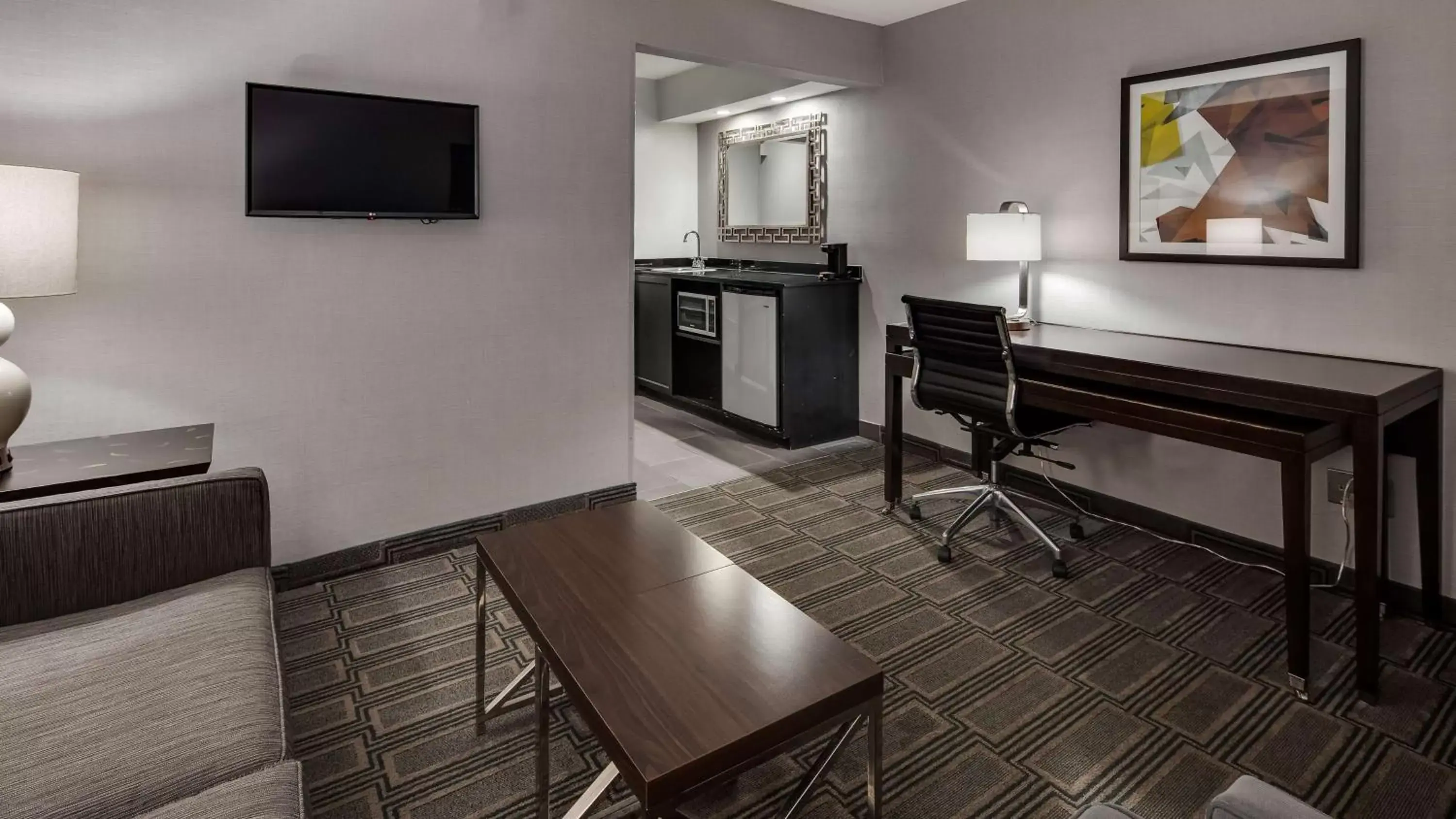 Photo of the whole room, TV/Entertainment Center in Best Western Lapeer Inn