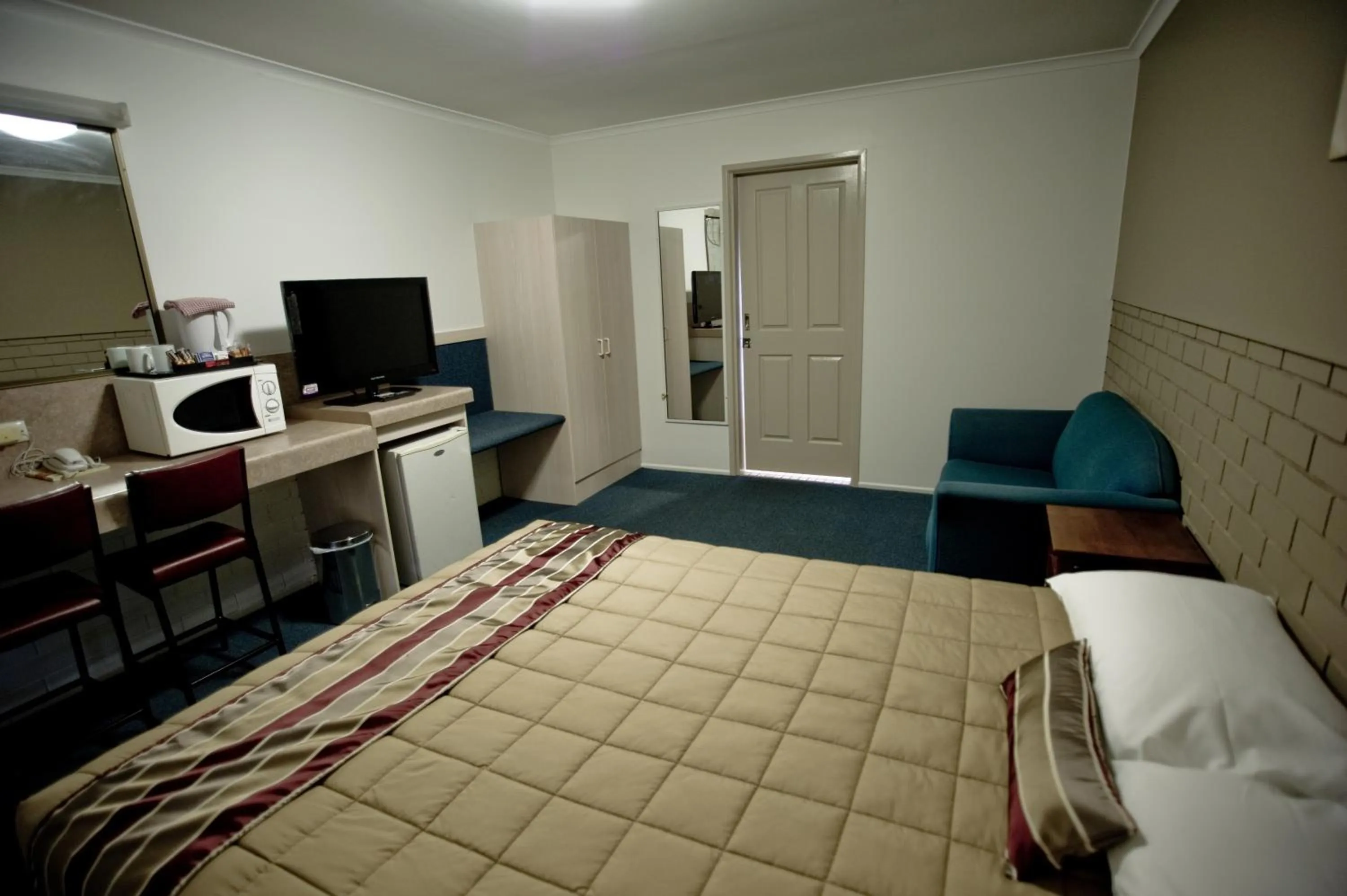 Photo of the whole room, Bed in Centrepoint Motor Inn