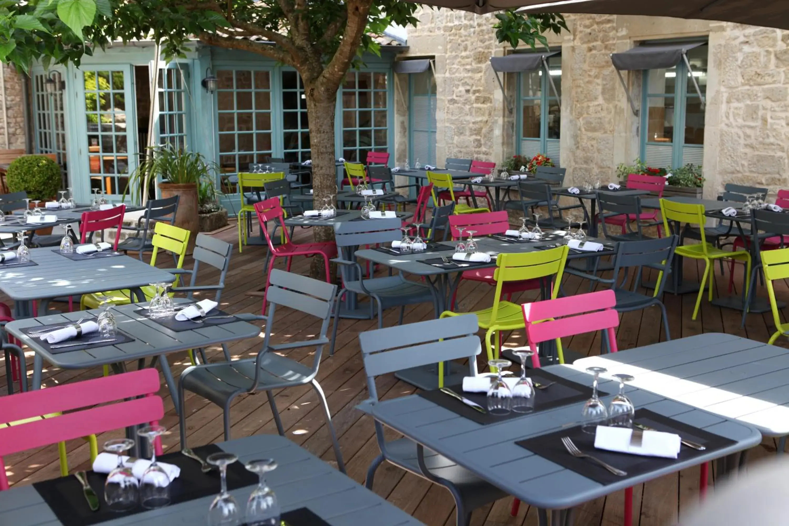 Patio, Restaurant/Places to Eat in Logis Hostellerie de l'Abbaye