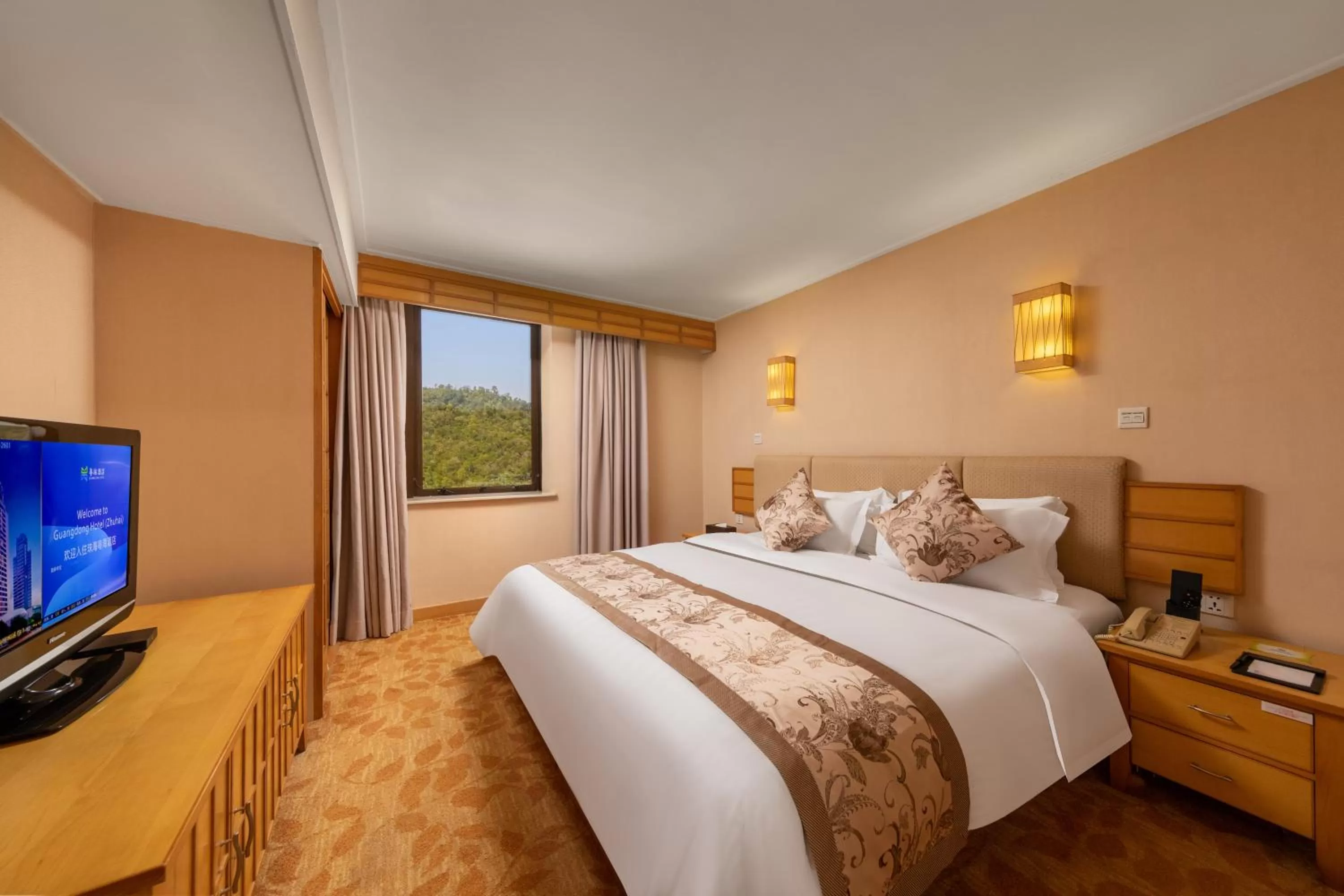 Bed in Guangdong Hotel (Zhuhai)