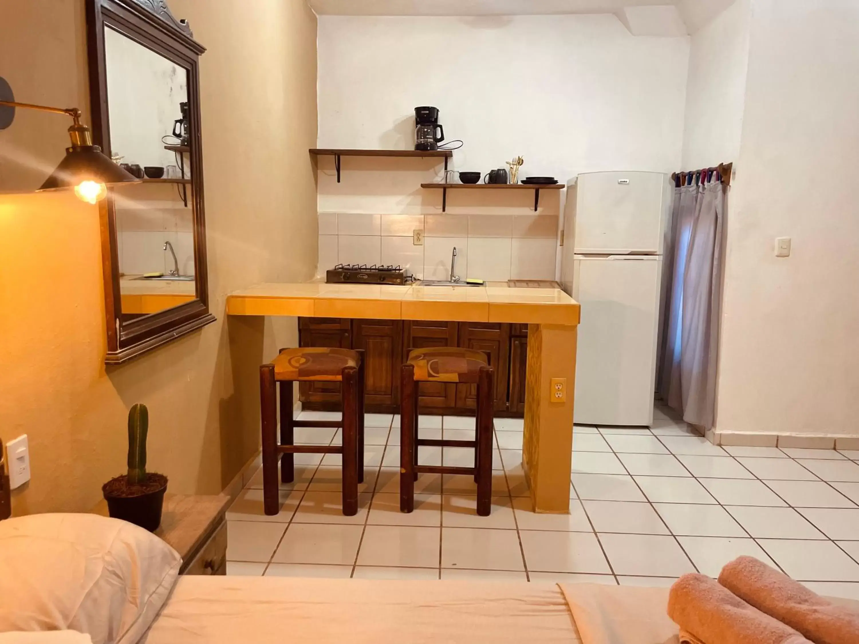 Dining area, Kitchen/Kitchenette in Anana Coliving