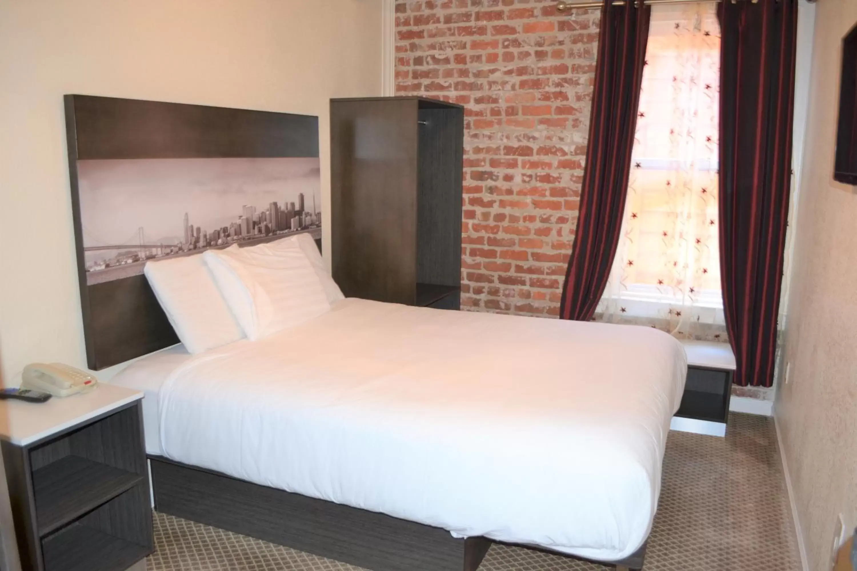 Photo of the whole room, Bed in Inn on Folsom