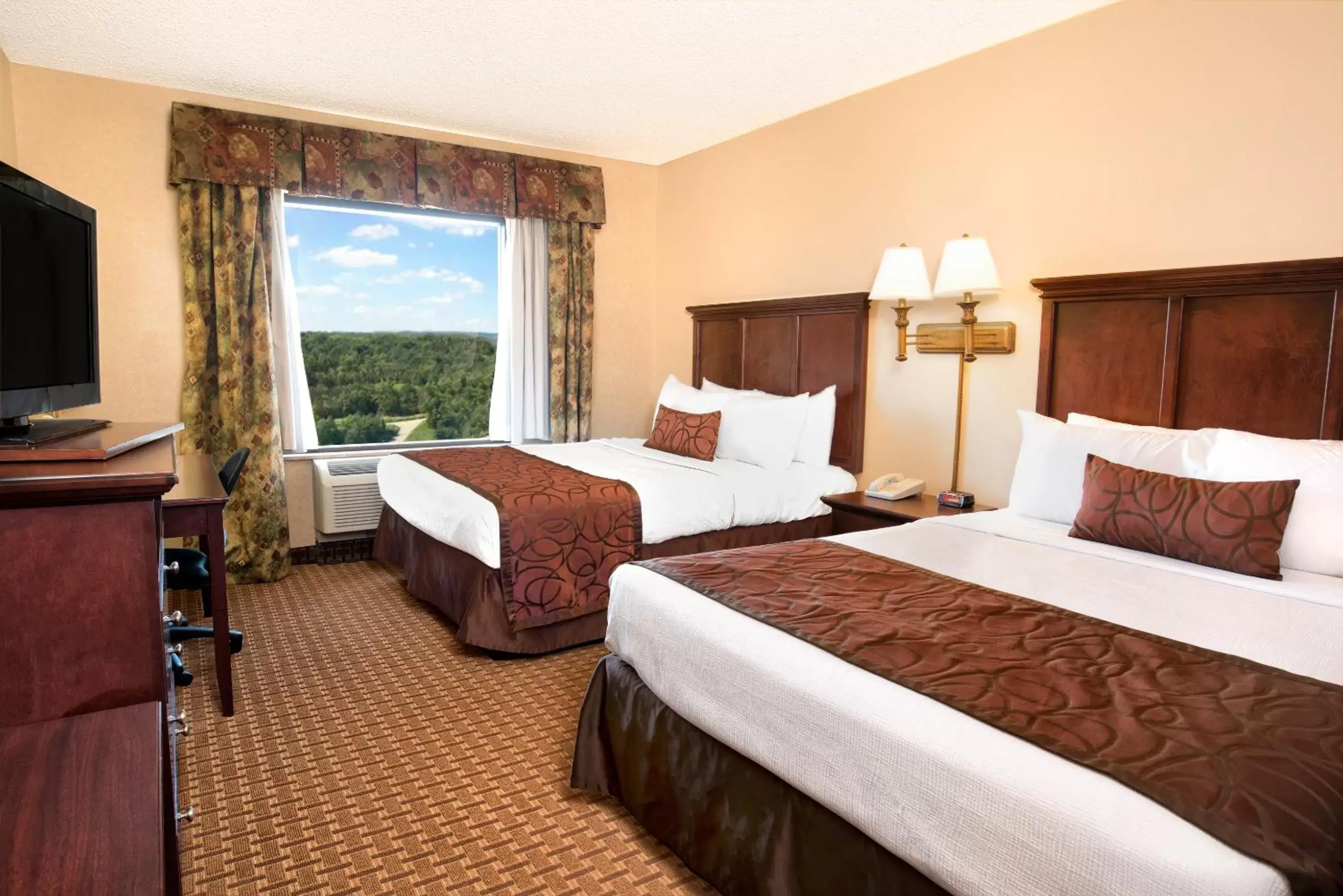 Bedroom, Bed in Grand Plaza Hotel Branson