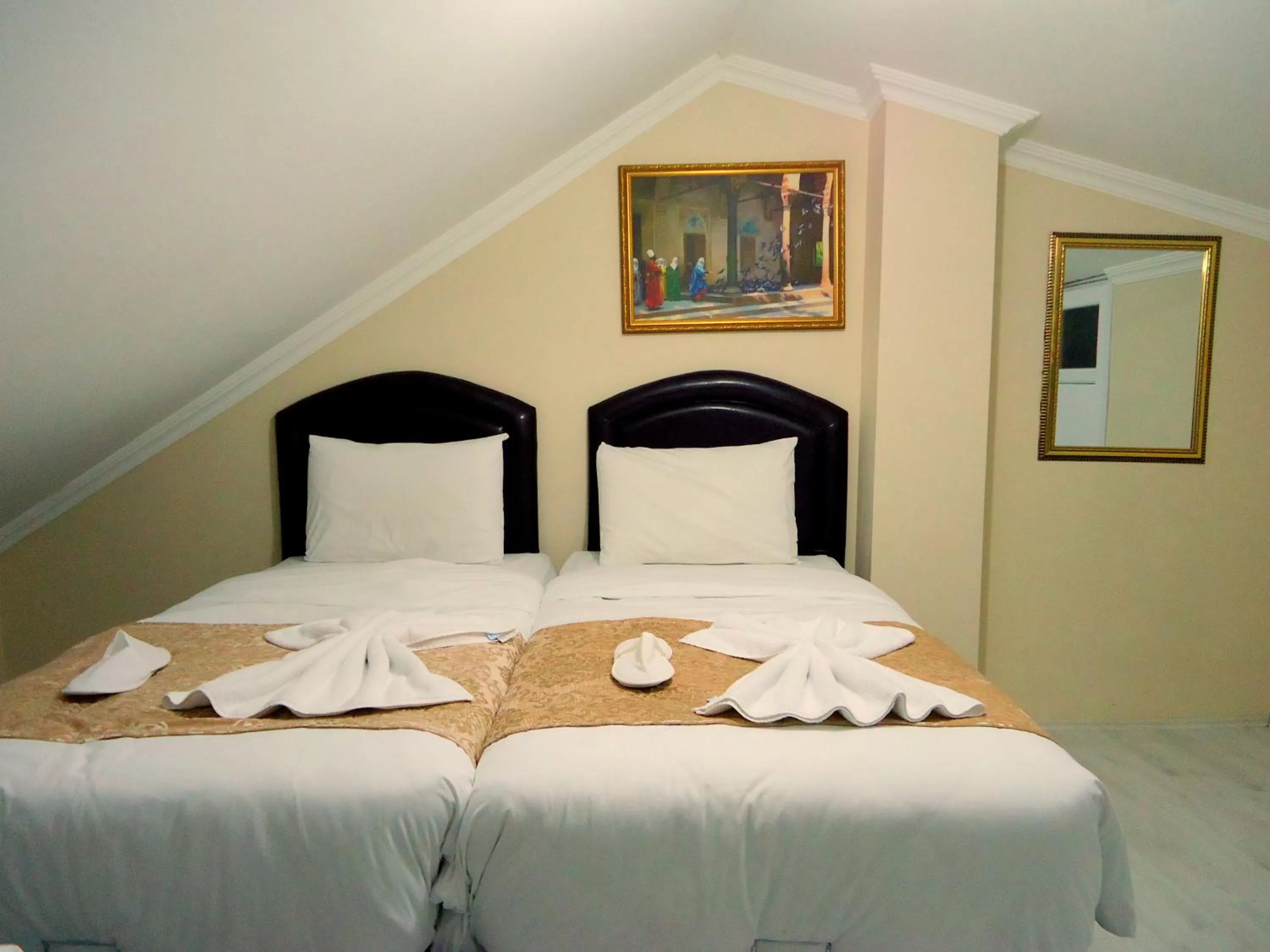 Photo of the whole room, Bed in Tolga Hotel