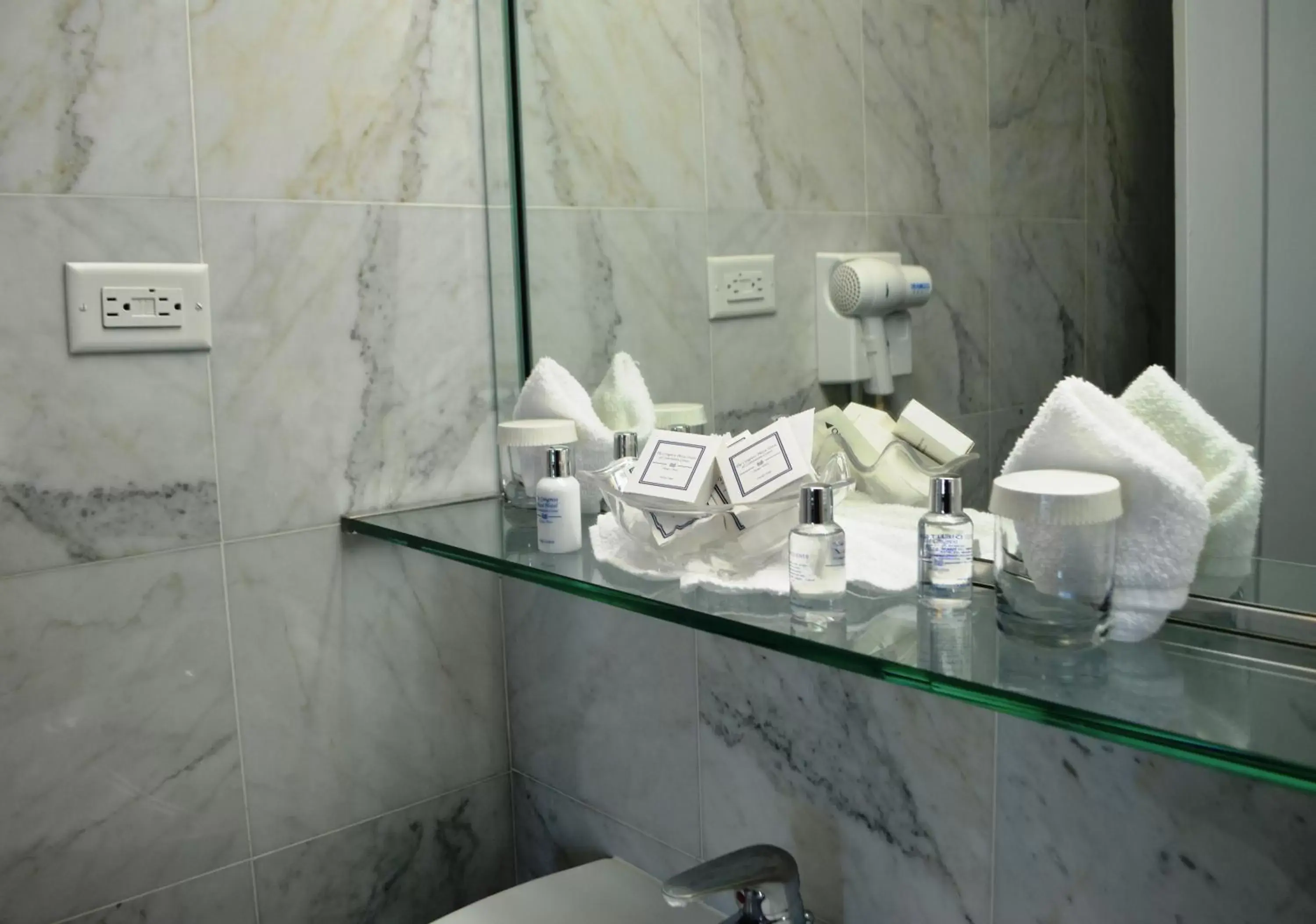 Bathroom, Coffee/Tea Facilities in Congress Plaza Hotel Chicago